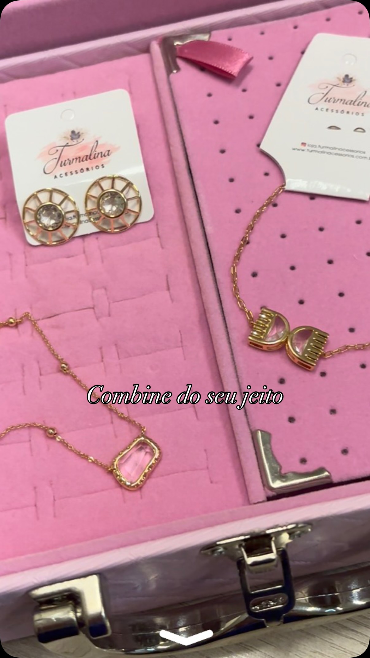 Não é um conjunto fechado…
é um convite pra combinar 💗
Colar, brincos e pulseira que se completam,
mas você escolhe levar uma, duas ou todas ✨
Porque estilo é liberdade.
Você usaria juntas ou separadas? ✨