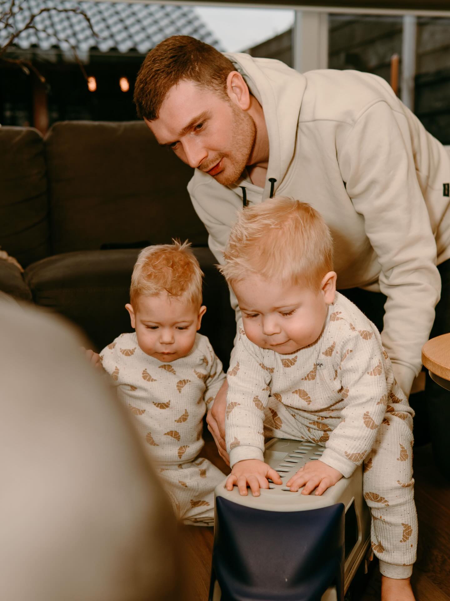 Wat zo gewoon voelt, blijkt later zó kostbaar.
Twee kleine ontdekkers, vieze handjes, grote concentratie…
en papa die net iets langer blijft hangen om dit moment in zich op te nemen. 🤍
Dit zijn geen perfecte plaatjes.
Dit is het echte leven.
En precies dát wil je onthouden.
Voor later.
Voor als ze groot zijn.
Voor jou.