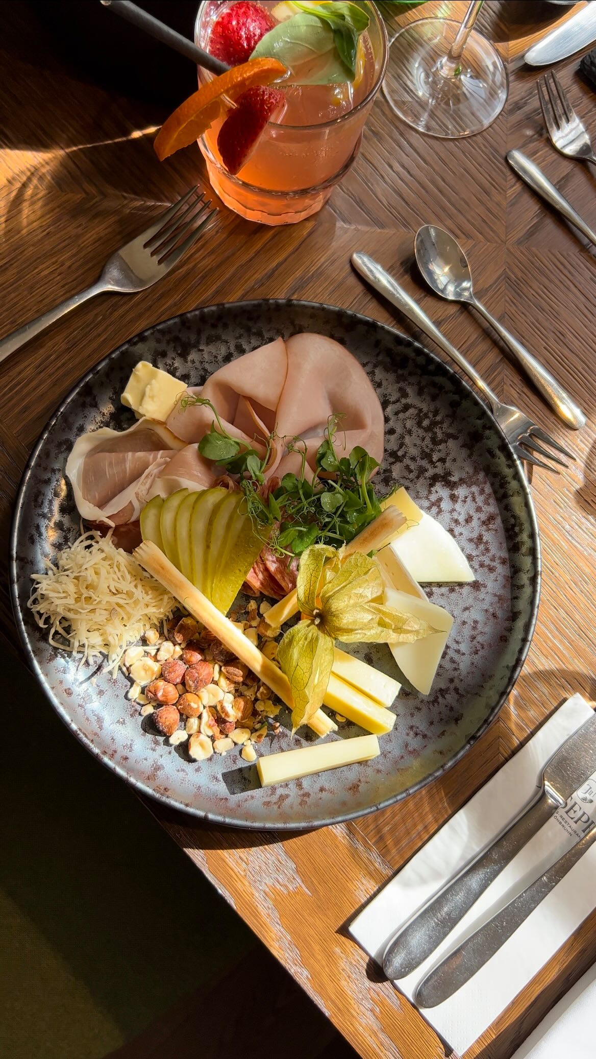 Neues Jahr, neues Glück ✨ Andis Vorsätze für 2026 stehen fest – wie sieht’s bei euch aus? 😉 Frohes Neues! 🎊
#SchlossSchönbrunn #kochen #RestaurantWien #Wien #AndiWojta