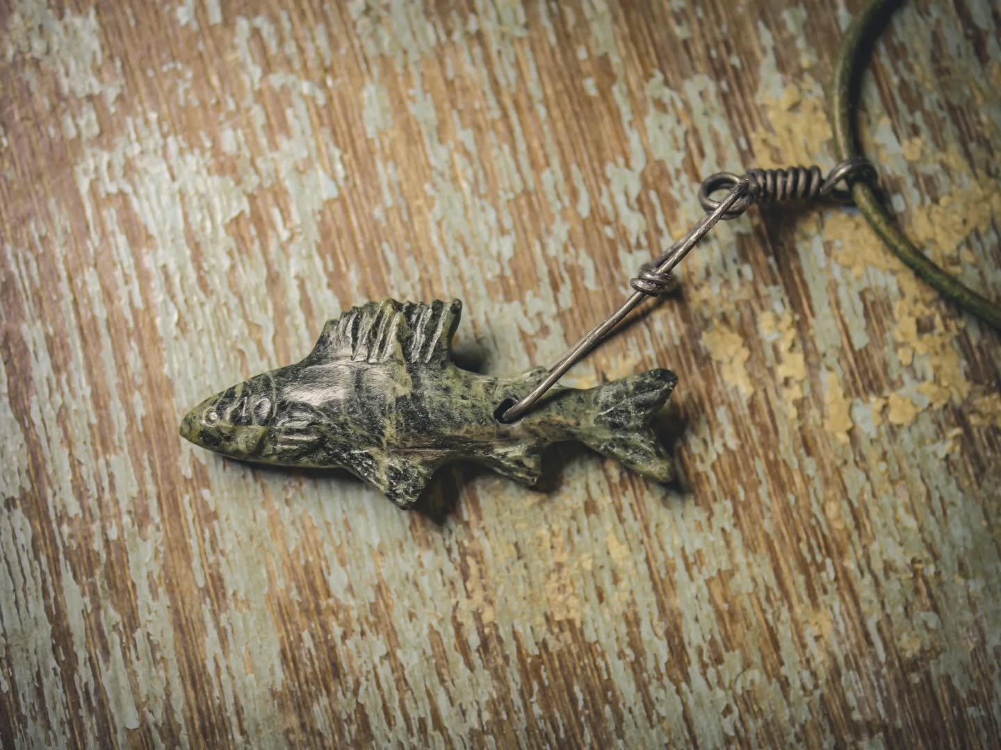 Another grayling. This one with a bit simpler design on the iron details. The grayling is such an cool looking fish with the big fin and long body. 😎
.
#wabisabi #harr #rockcarving #stonecarving #grayling