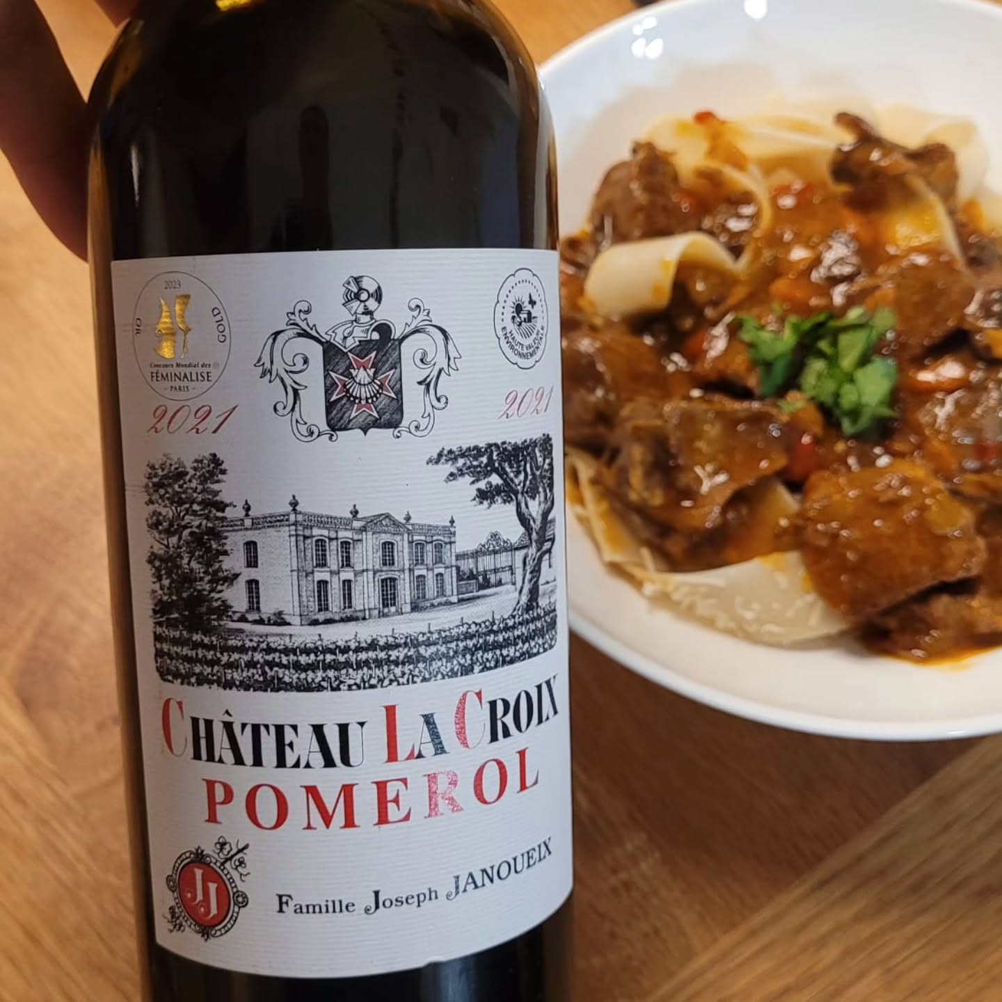 PART 2: Merlot of 2021
CHÂTEAU LA CROIX 2021 – Pomerol
The Bordeaux Benchmark
Château La Croix is a 10-hectare estate in Catusseau, right next to Château Beauregard. The vineyard sits on sandy-gravel terraces with iron-rich soil – a terroir that was once dismissed in Pomerol but now produces wines of notable elegance. The Janoueix family has owned La Croix for over 150 years.
The Wine:
🍇 90% Merlot, 10% Cabernet Franc
🍷 13.5% alcohol
📍 Pomerol AOC
Tasting Notes:
Dense on the nose, dense on entry. Loads of dark berries – especially sloe – with sandalwood undertones. Then, with air, the wine opens up: juicy, fruity, refreshing. A lovely, classic Pomerol.
My Score: 92 points.
A note on some other ratings: @lobenbergs gives 97-98+. @weinwisser6498 scores 95-96. I find these too generous. It's charming and drinkable, but 2021 was difficult for Bordeaux Merlot – and the wine reflects that. Lighter and more delicate than La Croix in great years. A solid benchmark, not a revelation, in my opinion. Now let's see over the coming days how the other wines, introduced yesterday, perform in comparison....