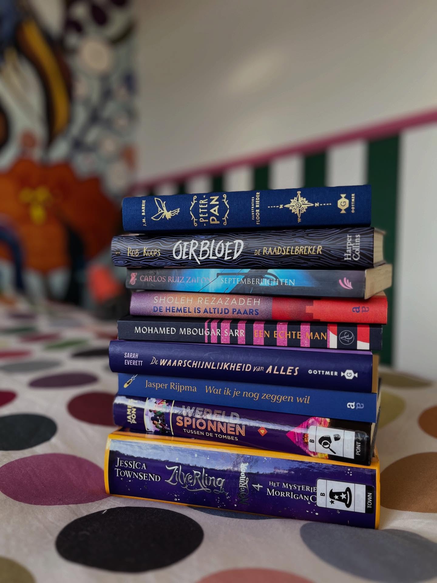 Mijn eerste stapeltje boeken van 2026. Ik was in een paarsblauwe bui toen ik dit bij elkaar zocht. 💙 Zit er eentje tussen die je al gelezen hebt?