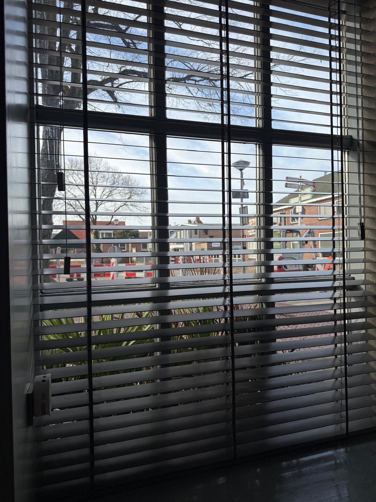 Deze jaloezieën zorgen voor precies de juiste balans tussen licht en privacy. Vakkundig aangebracht en perfect afgestemd op de ruimte, geven ze het interieur een rustige en stijlvolle uitstraling. Een functionele oplossing die ook visueel klopt 🙌