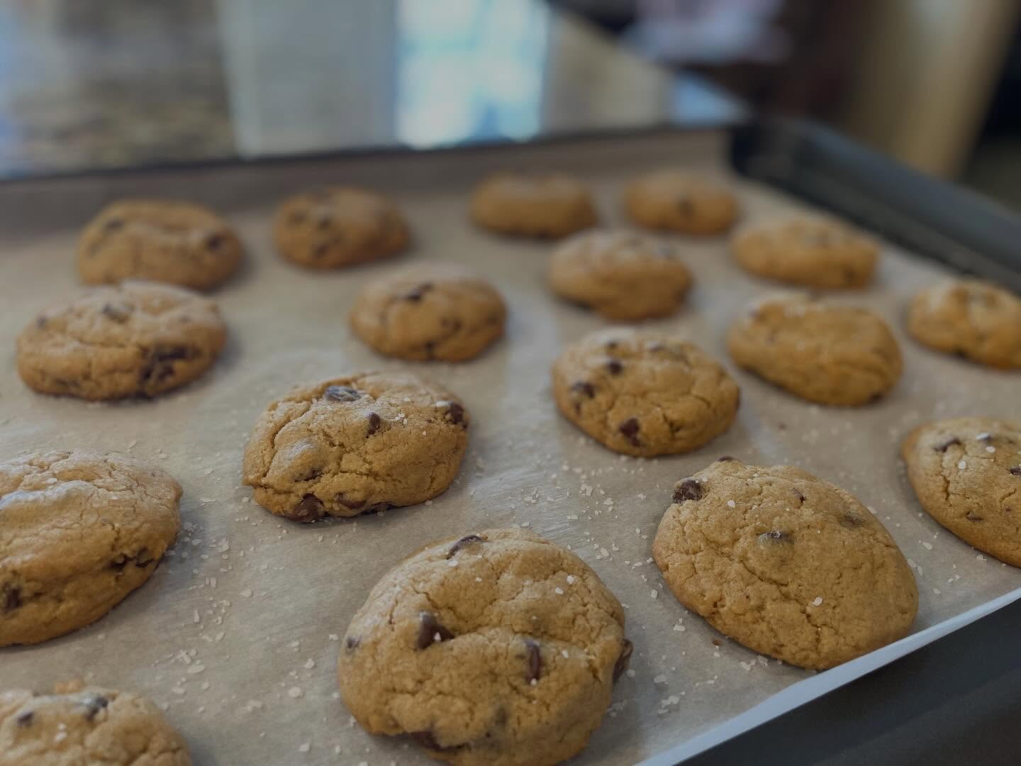 🍪Fresh chocolate chip cookies 🍪 - a cozy classic for a reason! Baked until golden with a soft, chewy center and a light sprinkle of flaky sea salt, you CANNOT go wrong with these. 😋
These fan favorites are made from scratch in small batches, using simple, organic ingredients and handmade with care. I love making treats like this for local orders— It’s one of my favorites!
✨ Orders can be placed online at thecozybeebakery.com
Thank you so much for supporting my small business - The Cozy Bee Bakery 🤍