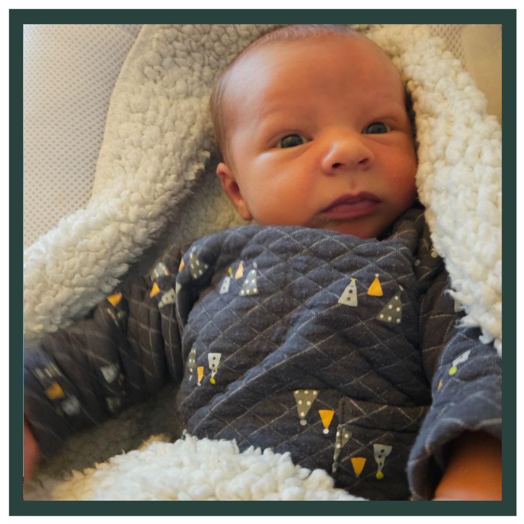 WELKOM OLIVER! 💙
Dit lieve ventje heet Oliver. Hij werd geboren op 21-12-2025 om 07:48 uur. Hij woog 3855 gram bij 41+1 weken.
Zijn ouders Joyce & Joep leerde we kennen tijdens de zwangerschap van grote broer Lucas. Super leuk om ze nu weer terug te zien! Oliver liet helaas wel wat langer op zich wachten dan zijn grote broer, waardoor we bij 41 weken besloten om te gaan strippen. Dat bleek gelukkig goed te werken! 🙌
Om 02:00u belde Joyce om te laten weten dat het was begonnen. Na het strippen had ze al de hele dag wat gerommeld, maar nu leek het echt goed door te zetten. Ze kreeg haar naamgenoot aan de telefoon. 😉 Joyce ging bij hen thuis langs en deze mama bleek 3 centimeter ontsluiting te hebben. Omdat ze graag in het kraamhotel wilde bevallen, vertrokken we samen die kant op. Daar ging ze in bad, wat direct verlichting gaf. 🛁 Helaas zorgde het bad voor zo veel ontspanning dat de weeën er van afzwakte. 🤭 In overleg besloten we de vliezen te breken, in de hoop dat daardoor de weeën weer toe zouden nemen. Dat gebeurde, maar de weeën werden ook steeds moeilijker op te vangen en Joyce had moeite om tussen de weeën door te ontspannen. We besloten om richting de verloskamers te gaan voor wat hulp van een morfinepompje. Daar dacht Oliver alleen anders over! 😅 Nog voordat het 30-minuten CTG om was kreeg Joyce persdrang, en al direct zagen we haartjes! 6 minuten later was daar kleine Oliver, aangepakt door zijn mama en met een hele goede start! 🥰
Lieve Joyce, Joep en Lucas, van harte gefeliciteerd met de geboorte van jullie mooie zoon en lieve kleine broertje! Wat heb je het onwijs knap gedaan Joyce! Heel veel geluk met jullie mooie gezin! Veel liefs, team LEV. 🤎
#babyboy #bevalling #verloskundigen #geboorte #welkomkleintje #liefdevol #vertrouwd