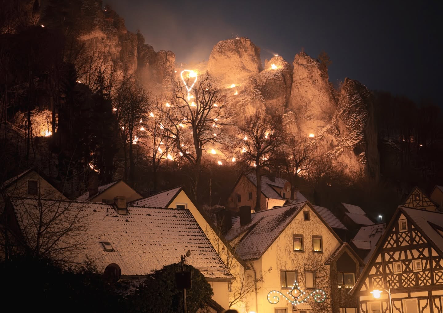 Abschluss der Ewigen Anbetung in Pottenstein ✨
Wenn die Felsen leuchten und das Dorf in warmes Licht getaucht wird –
eines der eindrucksvollsten Motive der Region.
#pottenstein #fränkischeschweiz #meinfranken #nachtfotografie #bayernliebe