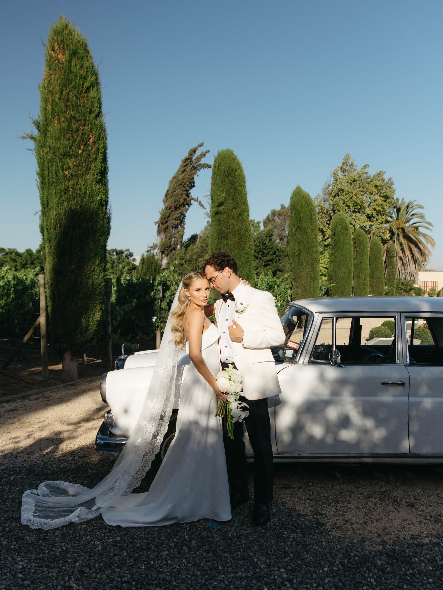 Empezamos la semana con este increíble matrimonio de Fran & Alan 🤍
Nuestro último matrimonio del 2025! y la verdad no pudimos terminarlo mejor, novios que confiaron en nuestro trabajo y profesionalismo todo el tiempo, que tenían súper claro el estilo y la estética que querían e hicimos perfecto match!! Porque si, nosotros a pesar de tener un estilo de fotografía, nos gusta el trabajo en conjunto con ustedes, conocer su visión de la fotos, sus expectativas y crear unos recuerdos maravillosos para toda su vida 🥹
Esto solo es un miiiiiini resumen de todas las fotografías que tenemos por mostrarles!
trabajo en conjunto a
Lugar: @casonaalqueria
maquillaje y peinado: @miichone.mua
banquetera: @productoraelvira
video: @finessecinema