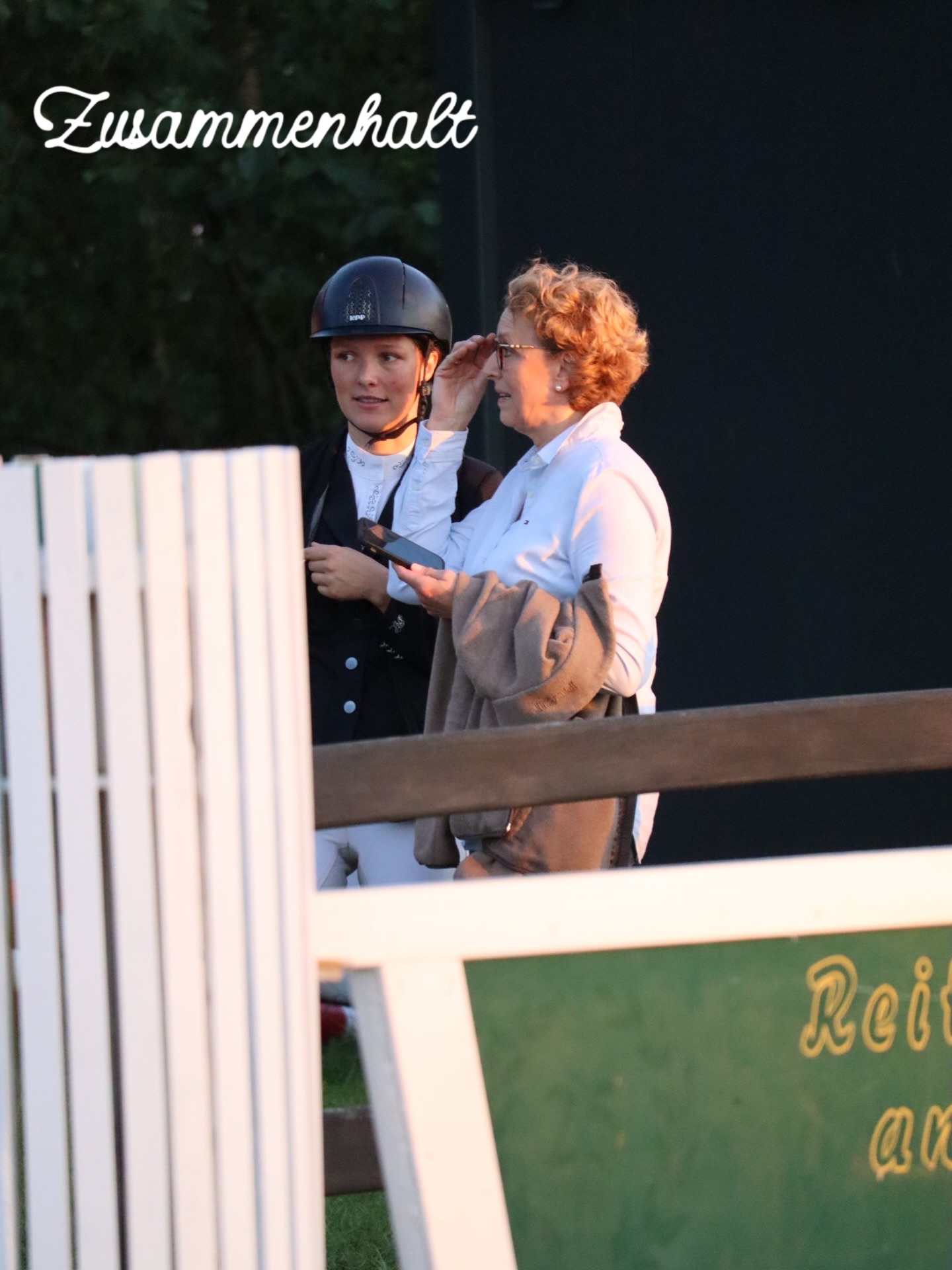 #6 Gedankengalopp 💭 Es gibt diese Momente im Pferdesport, die leise sind – und trotzdem unglaublich viel sagen.
Momente, in denen Menschen zusammenstehen, mitfiebern und sich unterstützen.
Weil man denselben Sport lebt.
Pferdesport bedeutet nicht nur Leistung, Platzierungen oder Ergebnisse.
Er bedeutet gemeinsames Erleben.
Höhen und Tiefen. Anspannung, Hoffnung, Enttäuschung – und das Wissen, dass man damit nicht allein ist.
Ja, es gibt auch Neid und Missgunst in unserem Sport.
Gerade deshalb sind diese Momente so wichtig.
Weil sie zeigen, dass es auch anders geht. Fair. Respektvoll. Miteinander.
Ich bin sehr dankbar für meine Truppe.
Für diesen Zusammenhalt – auf dem Turnier genauso wie im Unterricht.
Das sollte selbstverständlich sein.
Ist es aber nicht.
Und genau deshalb verdient es umso mehr Wertschätzung.🙏🏻
