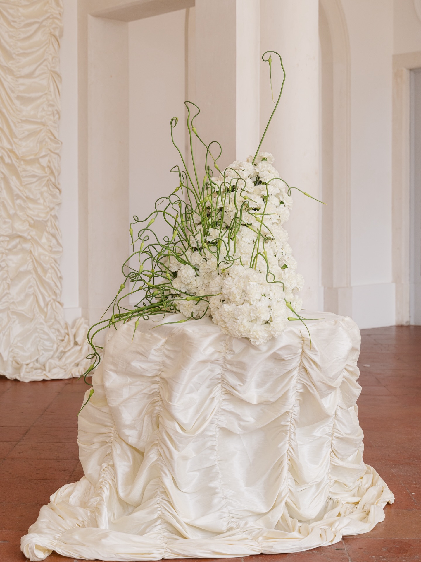 AN ICONIC ENTRANCE 💘
Custom designed and delicately fabricated by us; a silk rouched table cloth and backdrop (carted all the way from Australia in our suitcase!), paired with a funky floral moment for our gorgeous clients in Verona, Italy.
@sarbostudio
@alexandrapeek
@charleswr1ght