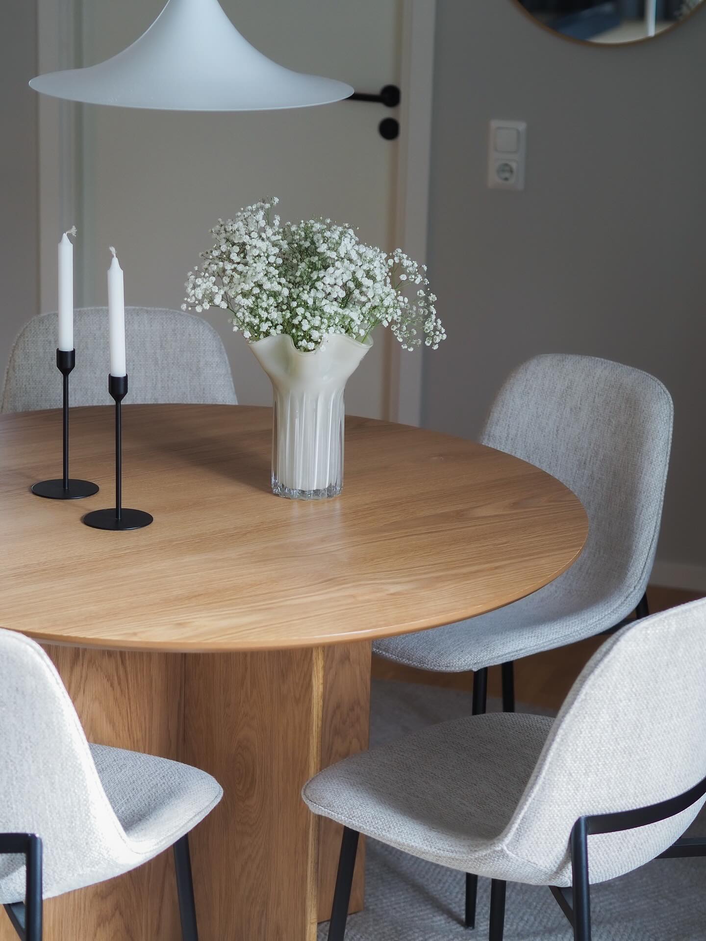 Du går i tankar om att ”i år vill jag att vi äntligen tar tag i vårt hem”? Du fantiserar om ett fint, genomtänkt hem som fungerar i vardagen och håller över tid, men så fastnar du just där – viljan finns, men tiden gör det inte. Livet kommer hela tiden ”emellan”. Hämtningar och lämningar, jobbmöten där tankarna vandrar iväg till den där tavlan du såg på lunchen, tvätthögar, storhandling, en sparad bild på Instagram på ett fint vardagsrum ... samtidigt som pastavattnet kokar över. Och gång på gång blir du påmind om samma sak: tiden räcker inte riktigt till.
Plötsligt börjar frågorna dyka upp. Har jag verkligen tid att åka runt i butiker och jämföra soffor? Har jag tid att scrolla i timmar för att hitta exakt rätt matta? Har jag tid att provmåla väggar, ångra mig och sedan börja om? Så skjuter man det lite framför sig. ”Jag tar det sen.” ”När det lugnar sig.” ”Det kanske får bli nästa år istället.” För egentligen vill du lägga den lilla tid som blir över på det som betyder mest – familjen och återhämtningen 🤍
Men ändå gör hemmet sig påmint. Det där skavet försvinner inte. Tapeten som har börjat flagna i hallen, den nedsuttna (och högst obekväma) soffan i vardagsrummet och kulören i sovrummet som aldrig riktigt blev rätt.
Att ibland välja att ta hjälp handlar inte om att ge upp kontrollen, utan om att köpa sig tid. Tid till familjen, tid till vardagen och tid till att faktiskt kunna njuta av sitt hem. För hemmet ska stötta livet – inte stressa det.
Om du känner igen dig så är det i år du ska kontakta mig 🤍