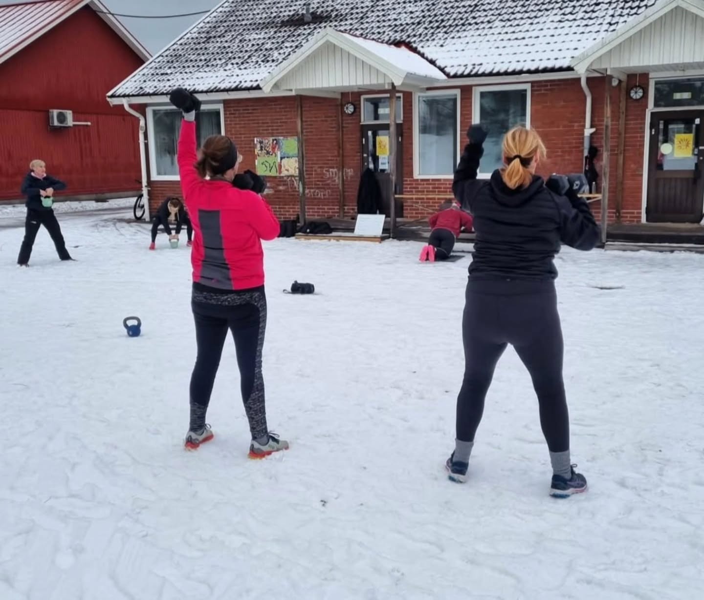 HÖVIKSNÄS - Nystart 18 Februari!
Vill du vara med från början?
Har du nån gång hört att du mår sämre av att röra på dig? Att träning skulle påverka ditt liv negativt? Det tror inte jag =). Dom flesta vet om att de är något bra för oss. Varesig du vill gå ner i vikt eller orka mer i vardagen.
Jag har jobbat med träning sen 2015 och letar just nu efter ett härligt gäng som vill komma igång tillsammans med mig i Höviksnäs. Slipp gymmet, speglar och jobbiga blickar. Här får alla personlig coachning men i grupp, och vi är utomhus ❤️. Jag har med mig redskap såsom hantlar, kettlebells, rep, slamballs med mera för att göra träningen rolig och utmanande!
Välkommen att starta 2026 på bästa sättet. Hör av dig vid frågor kontakt@lkwellness.net eller läs mer på min hemsida www.lkwellness.net
Finns 6 platser kvar 💞
#utomhusträning #lkwellness #tränaute #personligträning #höviksnäs