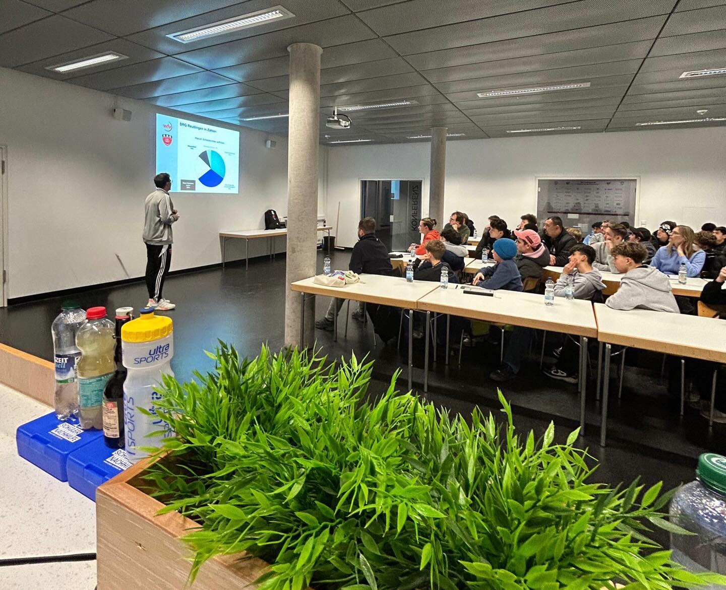 ✨ Infoabend erfolgreich! ✨
Gestern hat unser Infoabend für den Neulingskurs stattgefunden 🙌
38 von 43 Teilnehmenden waren vor Ort und haben spannende Einblicke in Erwartungen, Pflichten und Perspektiven bekommen. Der erste Schritt ist gemacht!
😈 Du willst auch auf die „dunkle Seite der Macht“?
Dann sei dabei:
📅 Start des Neulingskurses: 13.01.26
🕖 Uhrzeit: 19:00 Uhr
📍 Ort: Presseraum der Kreuzeiche
Wir freuen uns auf dich! 💪
#Neulingskurs #Infoabend #Teamwork #NeueHerausforderung #schiedsrichter