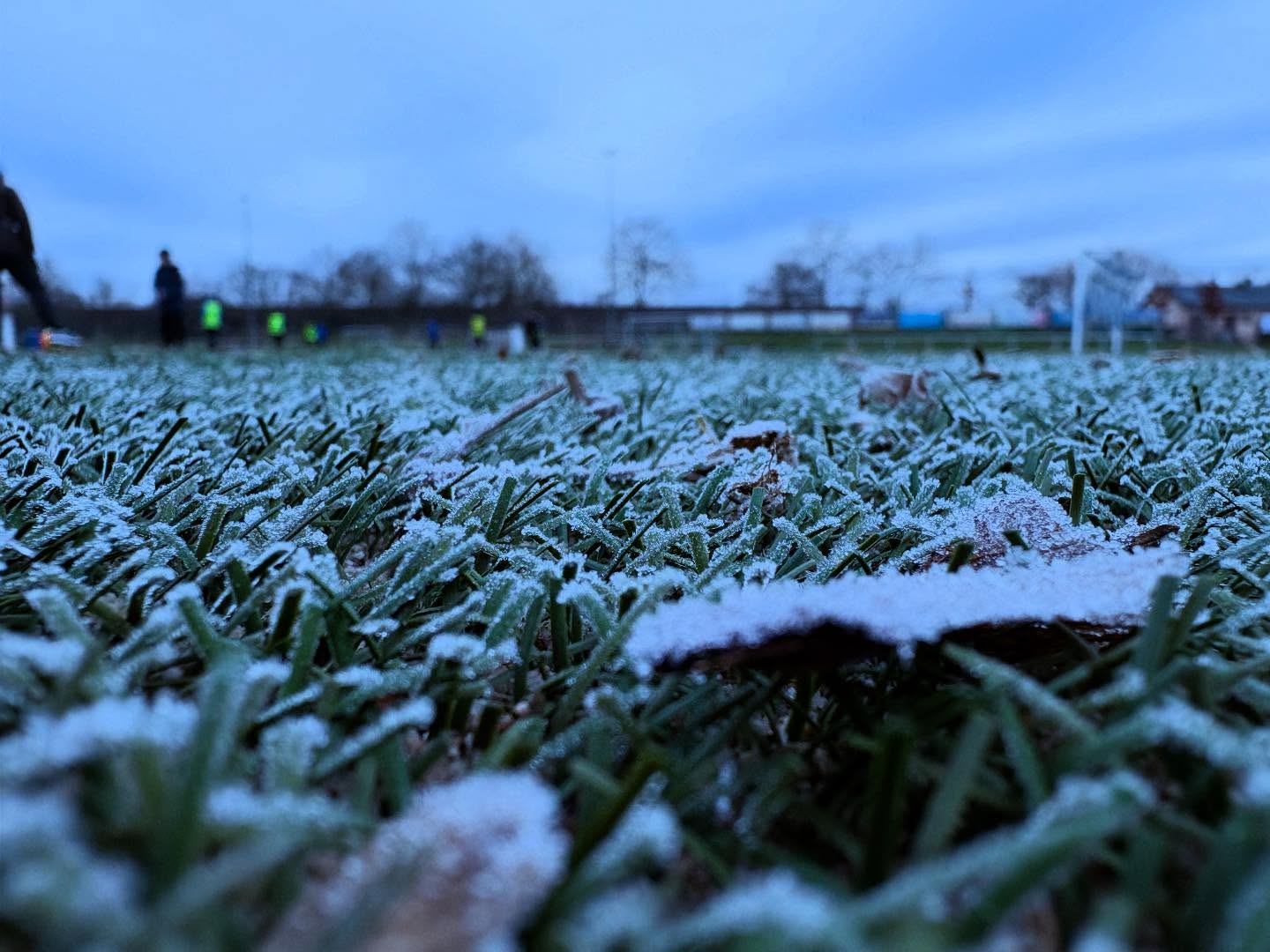 Bedingt durch die momentane Witterung fand heute eine Begehung des Sportplatzes statt. Momentan liegt Schnee auf dem Platz und die Temperaturen liegen gerade gegen Abend wieder deutlich unter Null Grad.
Daher wurde seitens des Vorstandes beschlossen aus Sicherheitsgründen alle Trainings für diese Woche abzusagen.
Wir geben euch wieder weitere Infos zu Beginn der nächsten Woche.
#dienheim #sportfreunde