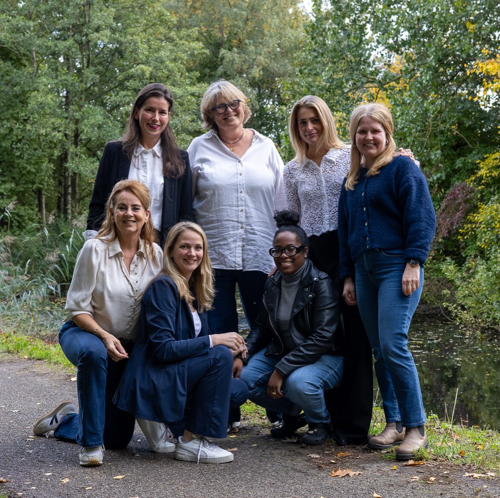 Ons team 💜
Wij zijn klaar voor 2026 !!
Van linksboven naar rechtsonder
Verloskundige Rianne, verloskundige Søs, verloskundige Lisa, assistente Laura, assistente Denise, verloskundige Sanne en verloskundige Juanita