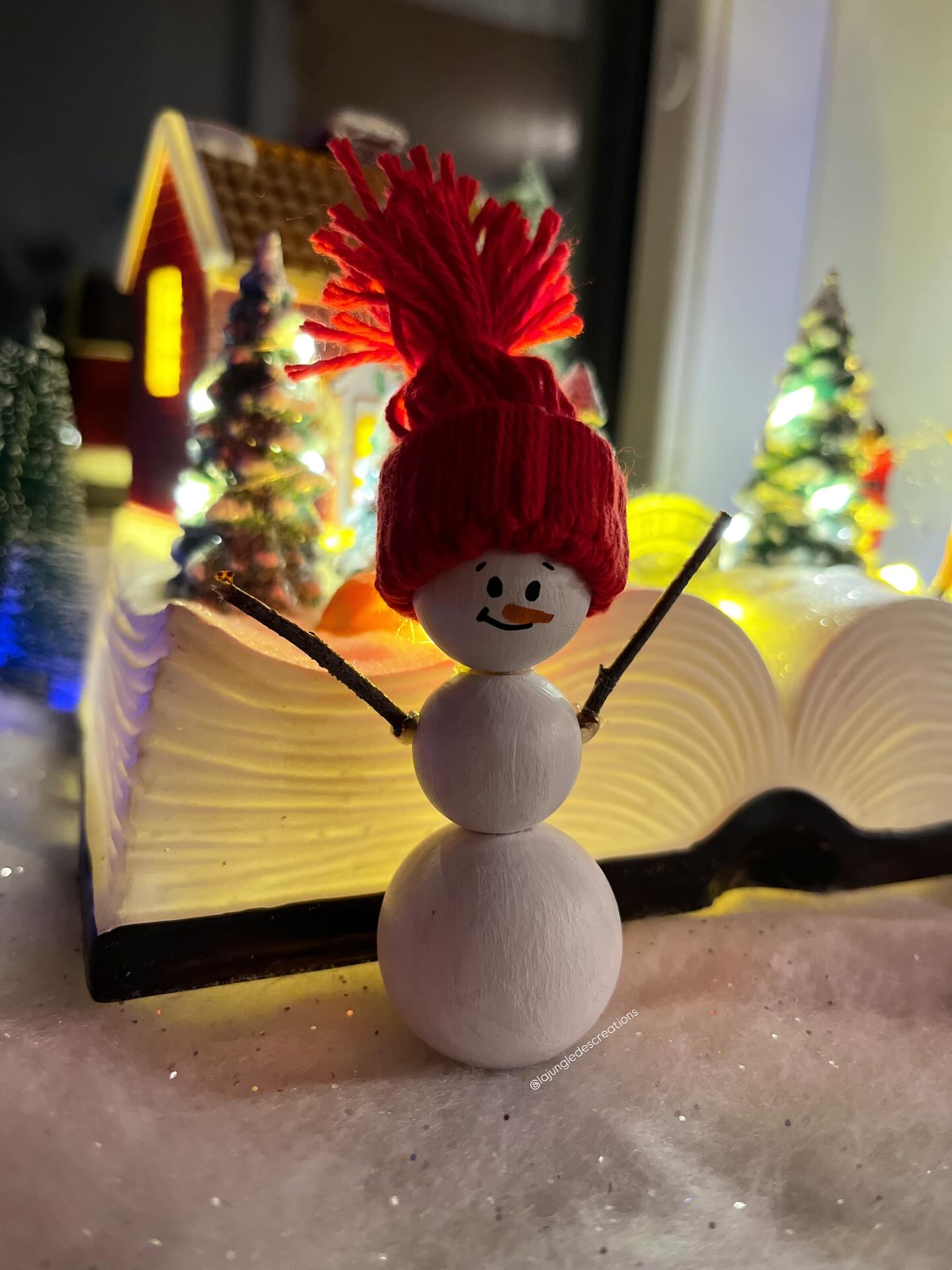 🇬🇧 DIY – Wooden Bead Snowman ☃️
We bring winter inside!
Here’s our cozy wooden bead snowman — soft, cute, and best of all, he won’t melt in the sun ❄️
Materials:
- Wooden beads (@panduroofficial )
- Gesso (@decopatch_officiel )+ white paint (@cleopatre_collesetcouleurs )
- Hot glue gun (@cleopatre_collesetcouleurs ) + Liquid glue (@panduroofficial )
- Small twigs
- @poscasverige markers (black and orange)
- Red cotton yarn (@panduroofficial )
- Tp roll
- Scissors
✨ Find the full step-by-step tutorial on my website (link in bio).
A simple winter craft for kids, perfect to enjoy a moment together
—
🇫🇷 DIY – Un bonhomme de neige en perles de bois ☃️
On a décidé de faire entrer l’hiver dans la maison !
Voici notre bonhomme de neige d’intérieur — tout doux, tout mignon, et surtout… celui-là ne fondra pas au soleil ❄️
Matériel :
- Perles de bois
- Gesso + peinture blanche
- Pistolet à colle + Colle liquide
- Brindilles
- Marqueurs Posca (noir et orange)
- Laine rouge
- Rouleau de papier toilette
- Ciseaux
✨ Tous les détails pas à pas sont sur mon site — lien en bio
Un DIY simple, poétique et parfait pour décorer la maison avec une touche hivernale
—
Activités Manuelles | Hiver | bonhomme de neige | Recyclage créatif | Pyssel | Pyssla med Små Barn | Återbruk | Winter Craft | Snowman | Creative Craft for Kids | Wooden Beads | Recycle and Play
—
#wintercrafts #snowmancraft #vinterpyssel #diywithkids #inspireuswithyourplay