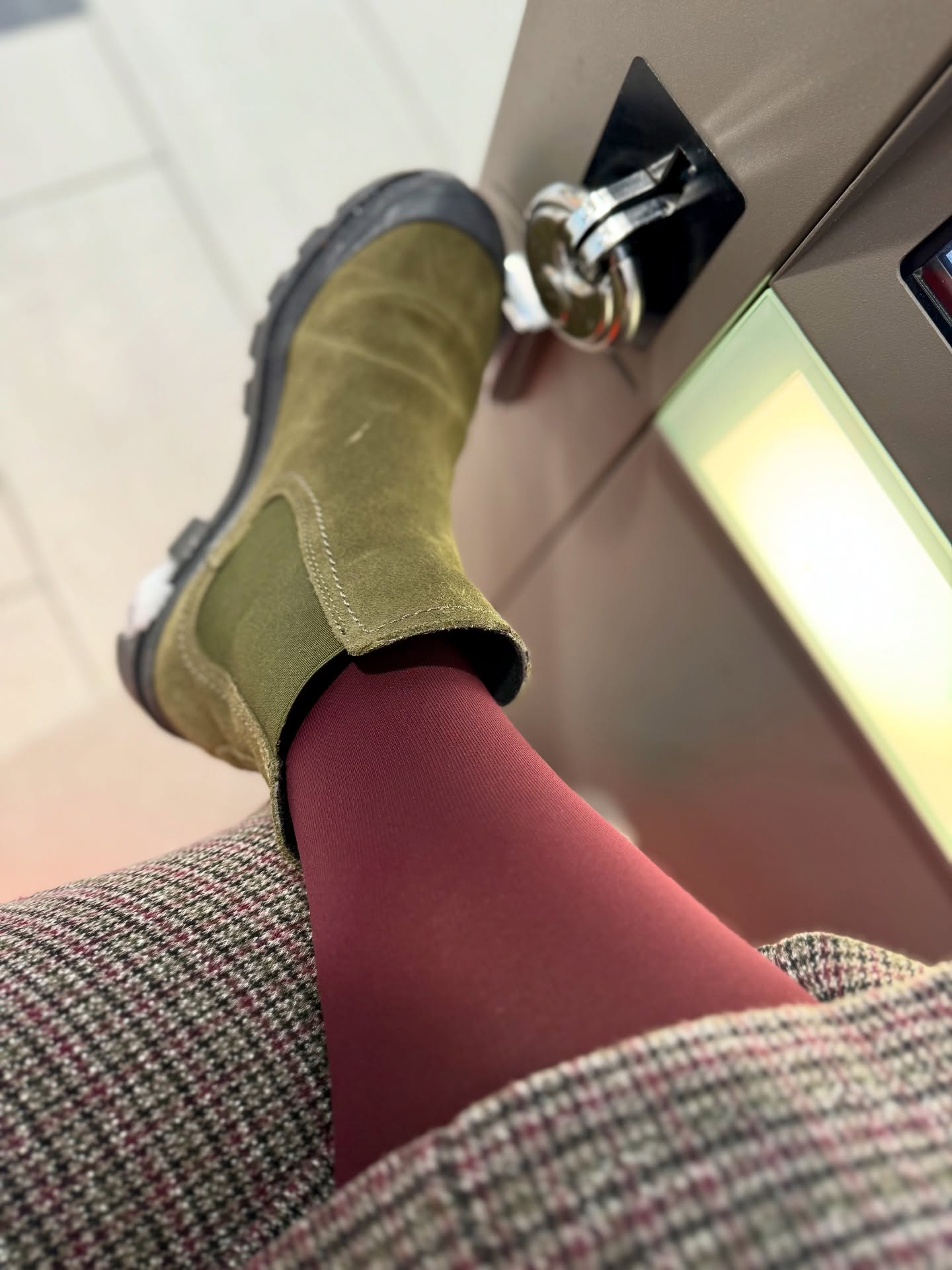 Where Nordic minimal meets Bordeaux elegance 🤎
In love with unisex knee-highs, 140 den, 18/23 mmHg, with strong graduated compression 😍