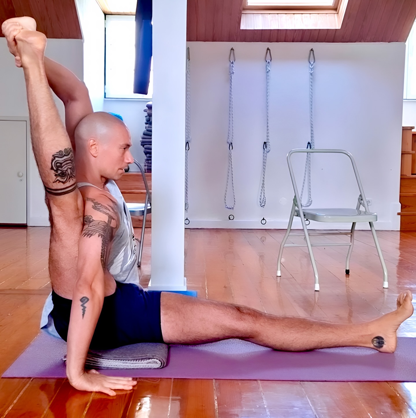 Moving towards Kurmasana.
.
.
.
.
.
#kurmasana #yogalisbon #yogaanatomy #yogasequence #iyengaryoga