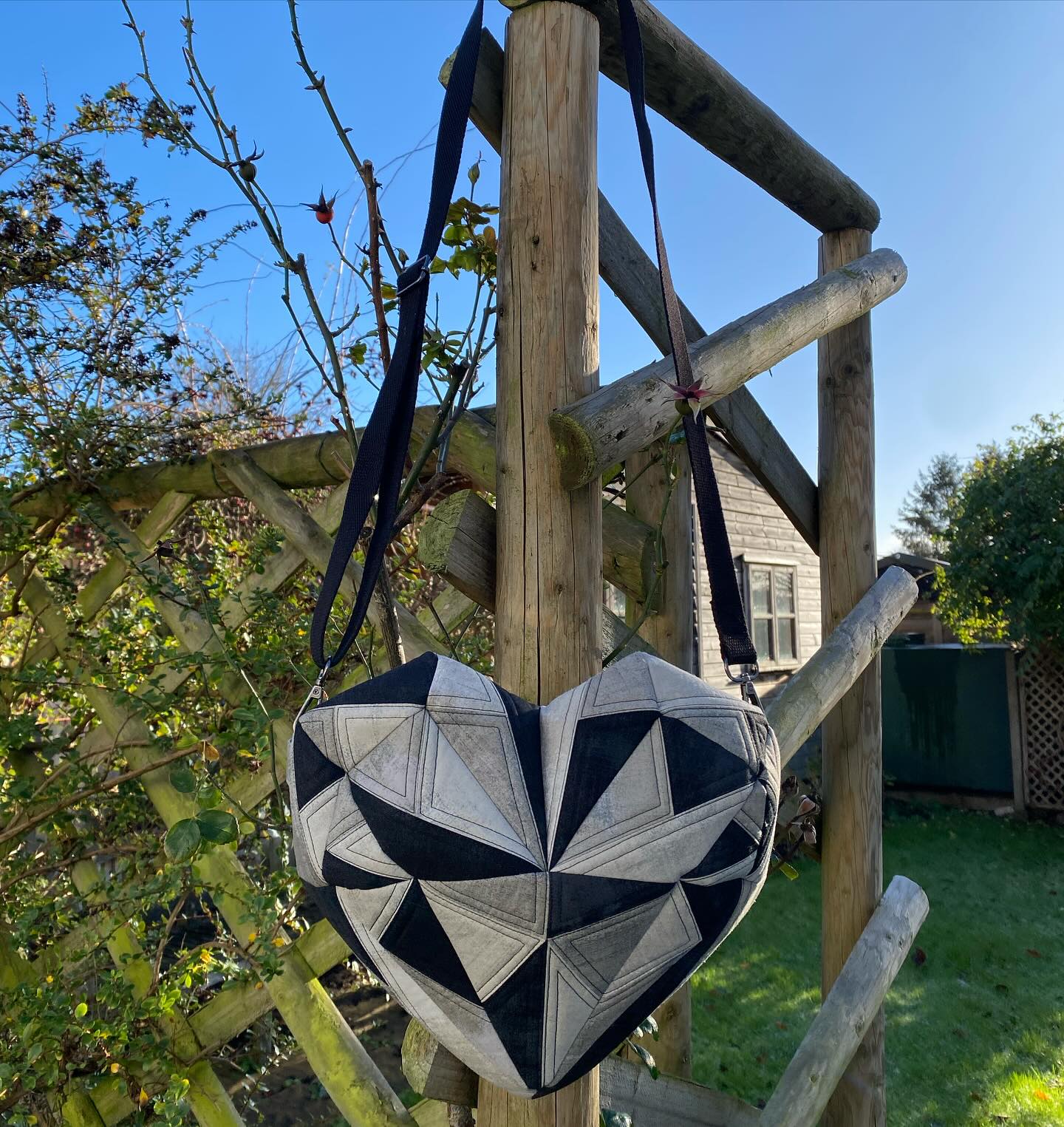 My first finish of 2026 🎉🎉🎉
Truly it only took a matter of minutes - easy when you have the correct hardware at last 😂
This is the Tessellated Heart Bag by @mattwilding which I pattern tested for him back in autumn …. there’s since been several classes for this bag so I’m sure lots of people finished and used their bags before me!!
Swipe to see how well it goes with new winter coat ❤️
Made using Grunge fabrics supplied by Matt
Made on my @janomeuk MC9480QC which sewed through the layers like a dream 😊😊
#cutandalterfinish2026 #cutandalterfinish #declutterchallenge2026 #handmadebag #tessellatedheartbag #3dsewing #3dpatchwork #grungefabrics #janomemakes