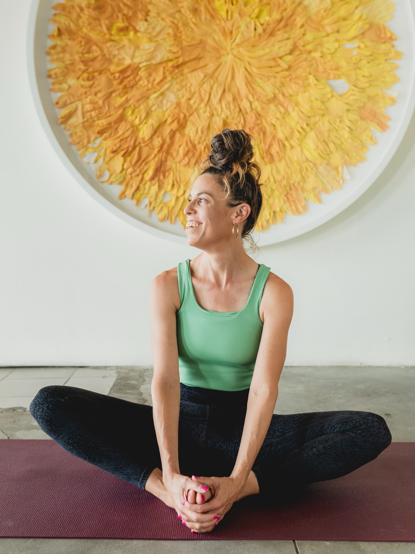 צילומים לשרון היל,
שמעבר לזה שהיא מורה ליוגה, היא גם מביאה תנועה, נשימה ומודעות אל תוך יום העבודה המשרדי.
צילומים לסדנא של שרון שמיועדת לארגונים ועוסקת בעבודה