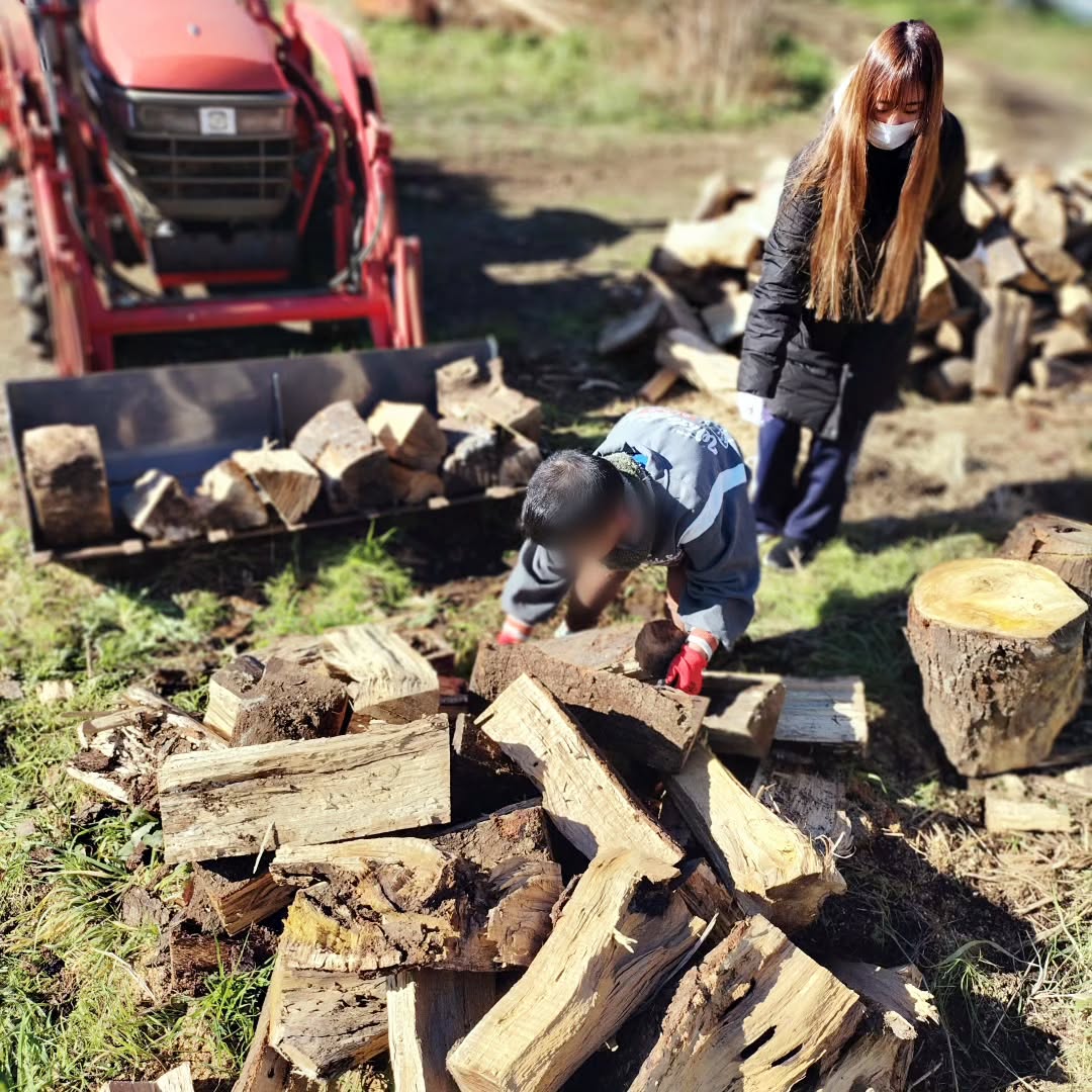今年のフリースクールは、「自給」をテーマにした学びからスタートしました。
世界では落ち着かないニュースも多い新年ですが、私たちは今できることを、焦らずコツコツと続けていきたいと思います。
農園長と「街路樹がバナナの木になったら安心だよね〜」なんて、そんな冗談を言いながら、自然や暮らしについて語り合いました。
今年もフリースクールでは、学校に行けない子どもたちが学びの機会を失わないように、自給の力を身につけたり、地域の方々から多くのことを教わりながら、一緒に成長していきたいと考えています😊
本年もどうぞよろしくお願いいたします。
#フリースクール #自給農園ミルパ #身土不二 #子ども若者ライフサポートプログラム #むすびえ