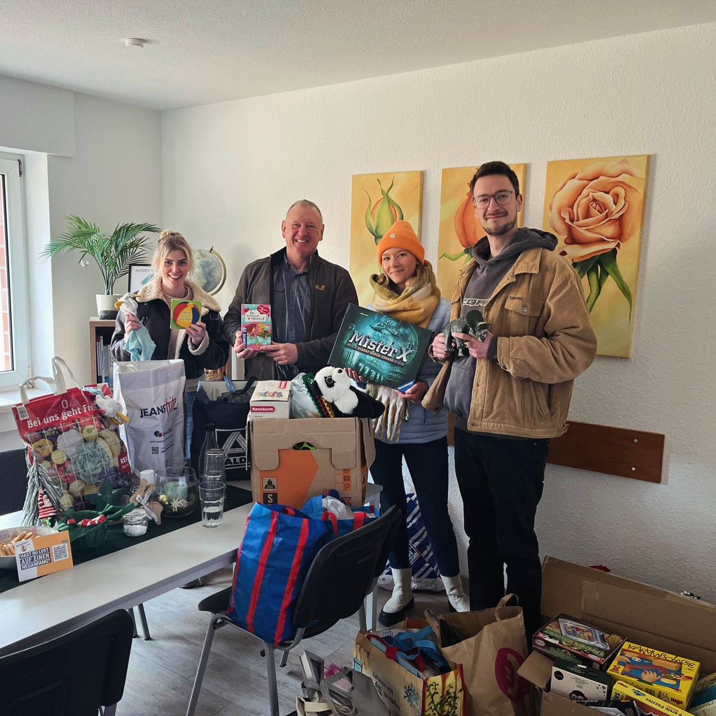 🎄Weihnachtszeit ist Zeit für Nächstenliebe🎄
Nach den Neuwahlen haben wir uns als JU Hamm Gedanken gemacht, wie wir unseren christdemokratischen Werten gerade zur Weihnachtszeit gerecht werden können. Im Sinne der Nächstenliebe nach dem Vorbild Jesu war für uns schnell klar: Wir möchten etwas Gutes bewirken und den Kleinsten in unserer Stadt eine Freude bereiten.
Da wir bereits viel Positives über die Kinderhilfsorganisation @neuanfang_hamm gehört hatten, haben wir gemeinsam eine Spielzeugsammelaktion ins Leben gerufen. Mitglieder und Freunde der Jungen Union Hamm konnten Spielzeuge und Geschenkideen für Kinder und Familien spenden, denen es nicht so gut geht.
Dank eurer Unterstützung ist dabei unglaublich viel zusammengekommen – und wir konnten vielen Kindern und Familien ein schönes Weihnachtsfest ermöglichen🎁✨
Außerdem hatten unsere Vorsitzende Sonja und unser stellvertretender Vorsitzender Alex die Gelegenheit, sich im Gespräch mit Karsten Weymann und Verena Arzischewski einen Einblick in die wertvolle Arbeit von @neuanfang_hamm zu verschaffen.
🙏 Vielen Dank an alle Spenderinnen und Spender!
Wer unsere Jüngsten ebenfalls unterstützen möchte, schaut gerne auf den Social-Media-Kanälen von @neuanfang_hamm vorbei!📱