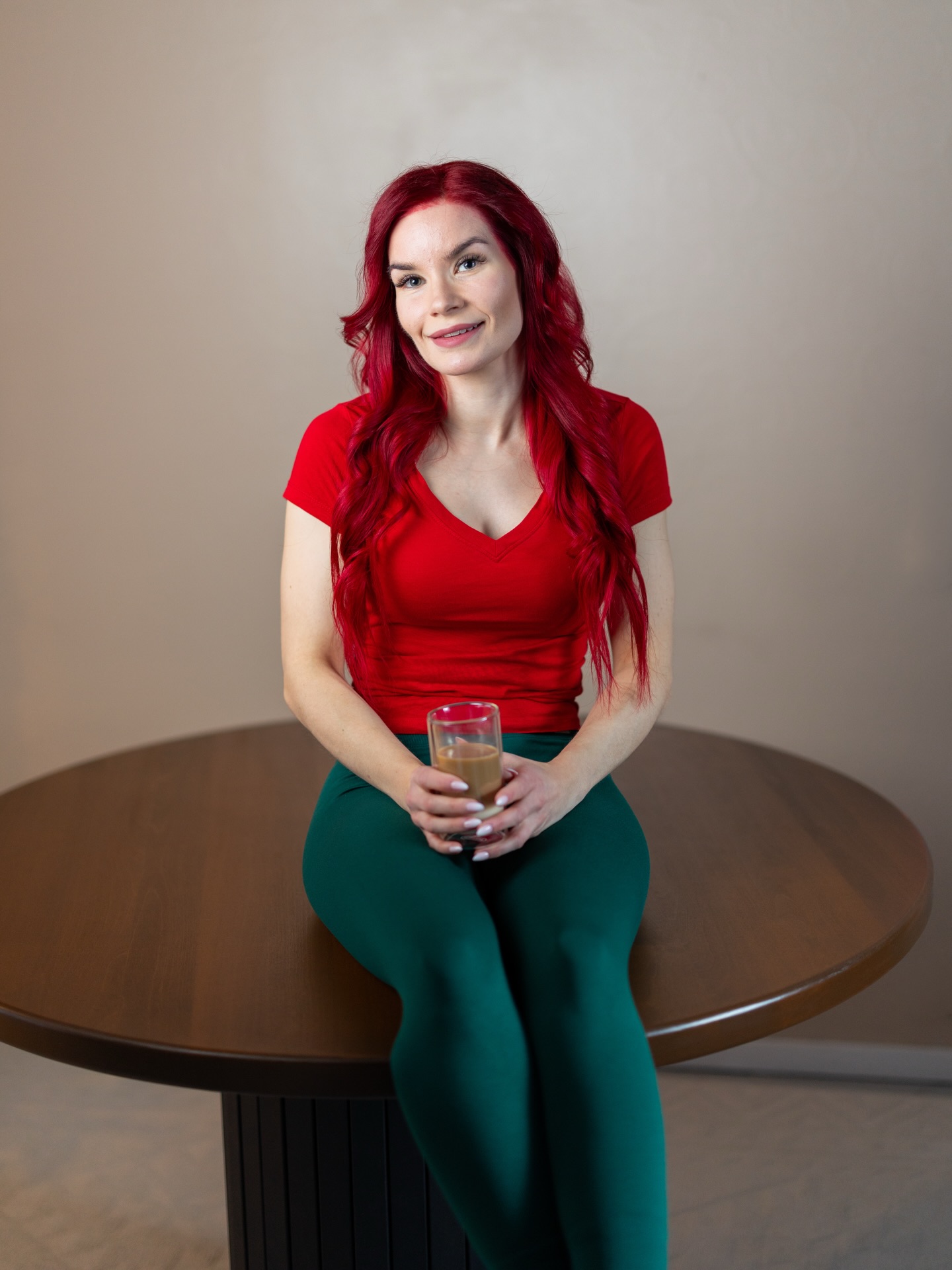 JÄRE - huonekalusarja, täysin mun tekemänä ja ideoimana alusta loppuun 🤎
Syksyllä tuli tarve TV-tasolle, joka kestää paljon painoa ja niitähän ei kaupoista löytynyt. Sain idean tehdä sen itse, josta keksin sitten tehdä kokonaisen sarjan, koska tarvitsin myös muita huonekaluja. Ensimmäinen työ oli sohvapöytä, toisena surround- kaiutintelineet, sitten TV-taso ja viimeisenä keittiön ruokapöytä.
JÄRE - huonekalusarja kokonaisuus syntyi halusta luoda jotain omaa, uniikkia ja oppia paljon uutta - tässä onnistuin! 🥹 nämä on valmistettu täysin massiivikoivusta, joten nämä tulee kestämään vuosikymmeniä!
Oon pian valmistumassa puusepäksi. Pari verkkokurssia ja yksi työharjoittelu näyttötyön kanssa!
Miten sun uuden vuoden arki on lähtenyt sujumaan? Kaikki hyvin? Onko jotain uusia opintoja ja uusia tuulia työrintamalla? 😊
Ihanaa viikonloppua 🤎
#puuseppä #käsityö #woodworker #järe #huonekalut