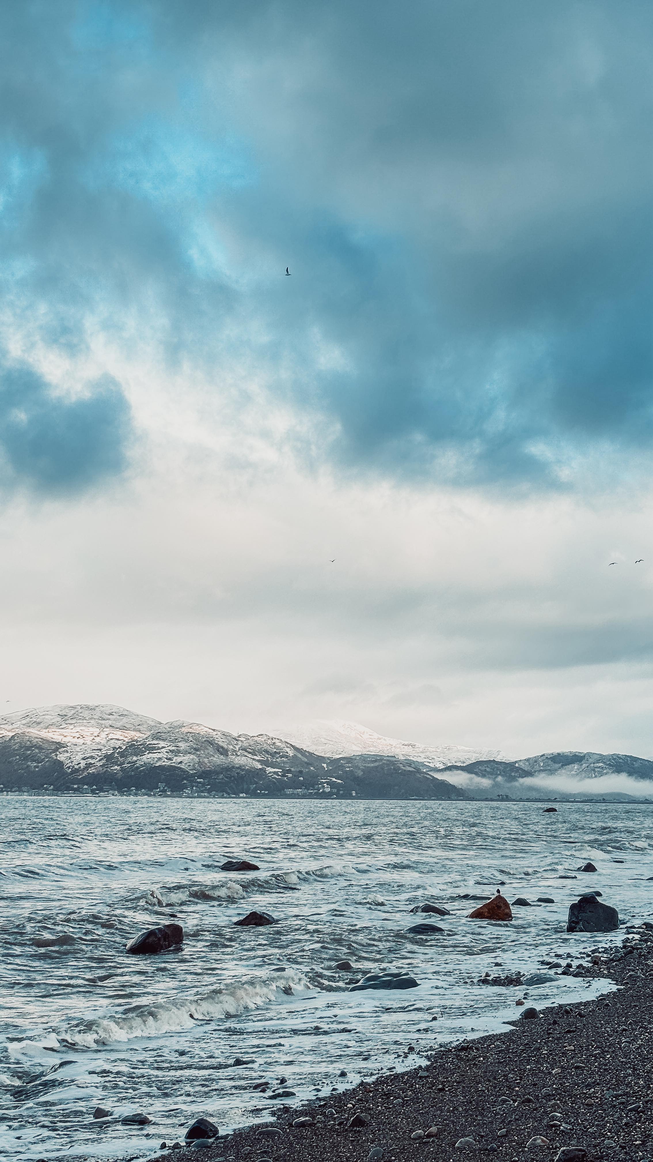 Today we may be stepping back into our routine, for some they may not have even been breathing space over the threshold of December into January. A reminder of gratitude for what we have within our lives and to be kind, each and every day. For me personally, I return back to teaching my classes today and my two week pause gave me so much space, space to breathe, to rest, to create, to walk, to be away from the ‘noise’, to be with my loved ones. Something I do not want to ever compromise on, and many of you know this is something that influences the way I teach and what I share with others. I thrive where I don’t have deadlines or pressure so as I find my feet with my schedule this week and into this year I have already implemented boundaries and changes where my personal space is untouched. I’ve got events booked until July (which works for me as I don’t need to plan anything, I know where I stand and can pour my all into events and home life). As this week goes by and drifts towards the end of the month I’m hoping that my self discipline brings me more ease and balance, more time to pause the whole of my life to take care of myself and be present. The whole philosophy behind my yoga teaching!
Watching those moments where life stands still is precious, you have to find them.
In a world that feels busy and chaotic, you can take a step back and re-evaluate what’s important ANY time. You can create change, create flow, learn to stop, learn to share your feelings, say no, say yes, you can make each day your greatest gift.
In a world that feels busy, be more Gus.
❄️ ❄️ ❄️
#gratitude #snow #wales #presence #meditation