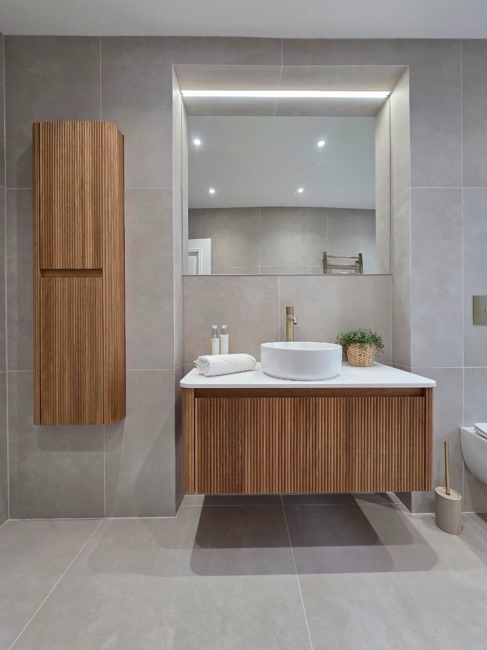 Texture & Detail
That fluted wood texture though... 😍 Bringing the spa vibes home. This lighting setup is everything! #homedesign #bathroominspo #LuxuryBathrooms #homemakeover