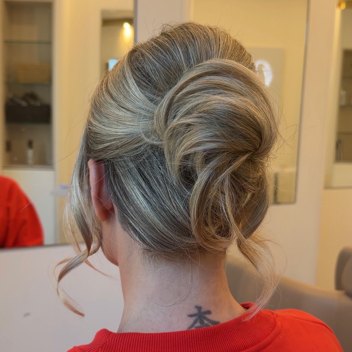 soft hair up from over christmas 🥰
excited for more training this year to be the best i can be 🫶🏼
service 🤩 styling 🤩
💰 £40
based 📍- @gallagherandwashington 27 Dovedale Road, L18 5EP
📱enquiries - contact button + DM
📱book - link on profile
products used -
@lorealpro @lorealuki @loreal @lorealpro_education_uki @rosieoconnorprohair
@salonsdirect @sallyserskineliverpool
@beautylaunchpad
@hairdressersjournel
i don’t edit my pictures 📸
~
#hairbylucyansboro #studioluxe #studioluxeliverpool
#beautylaunchpad #hairdressersjournal lorealcolourspecialist liverpool liverpoolhair colourspecialist blondespecialist balayagespecialist liverpoolhairspecialist liverpoolbalayage bohoblondetechnique iambohoblonde transformationtechnique balayagetransformation blondetransformation fallhair hairtransformation hairup hairupstyling hairupdo updo