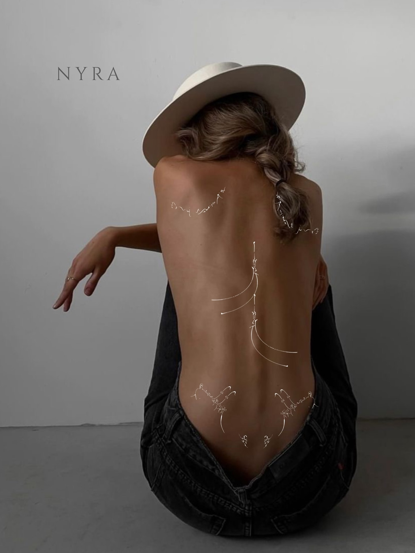 NYRA - Intuition in Linien übersetzt, Weiblichkeit ohne Worte ✨ Termine sind frei ✨ Artist Vee
💌 DM für Buchungen & Anfragen.
#nyra #finelinetattoo #tattoodesign #minimalink #femininetattoo