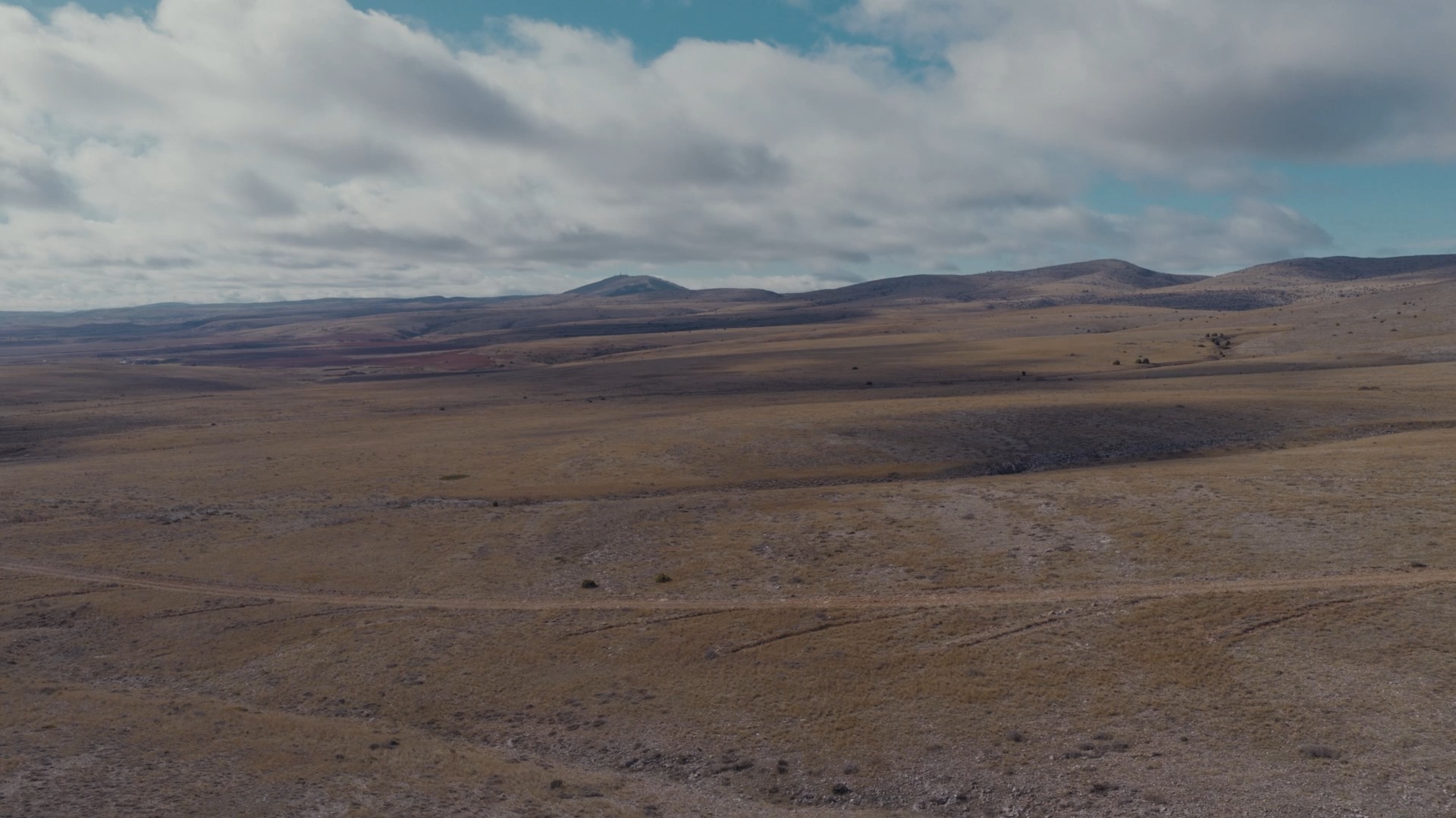 La potencia visual del árido🎥. Un paisaje difícil de encontrar, impresionante... kilómetros de páramo limpio muy accesible 💯 #enteruelserueda #somethinghappensinteruel #redteruelfilmfriendly #locationscouting #locationmanager