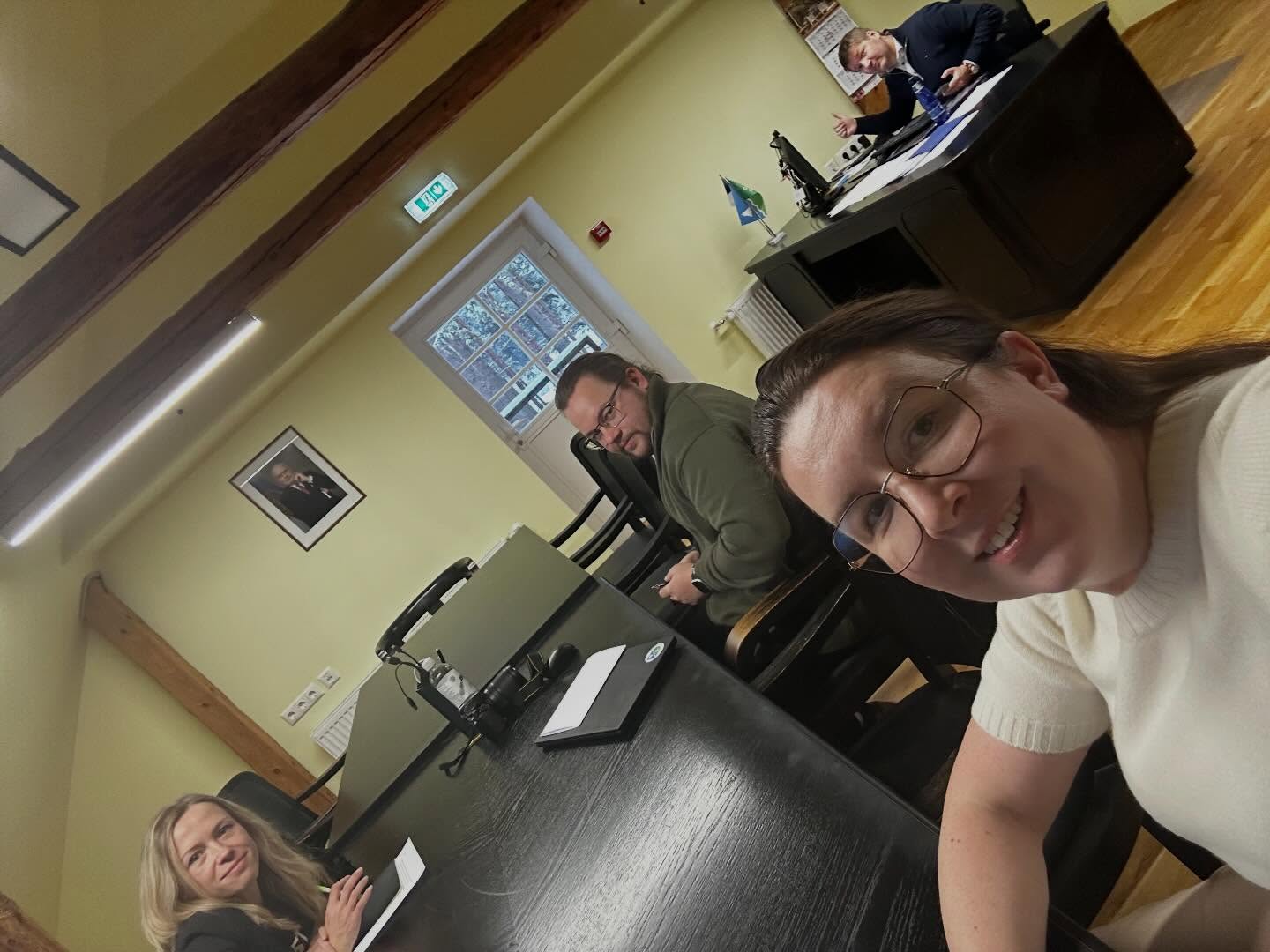 Nii tore oligi! Kohtusime vallamajas kommunikatsioonijuhi @alexpuhm kutsel, et värsked vallajuhid saaks intervjuu vormis rääkida uue aasta ideedest ja mõtetest! Proovime ikka suurelt tulevikku mõelda, natukese haaval asju paremini teha ja inimesi kuulata. Selles olime üksmeelel. Lugeda saab meie toredast unistavast vestlusest järgmisest vallalehest :) #kastre #kastrekad #2026 #eesmärgid #meiekodu @priit.lomp