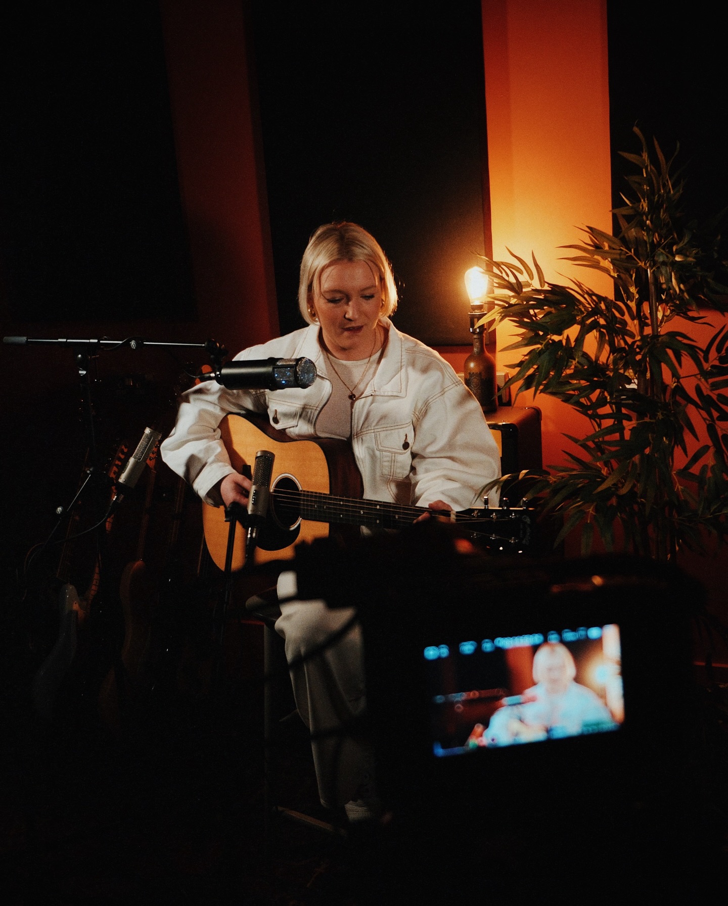 Dusting off the cobwebs with @mollywarburtonmusic 🍊
#recordingstudios #manchester #music #livesessions #acousticsessions