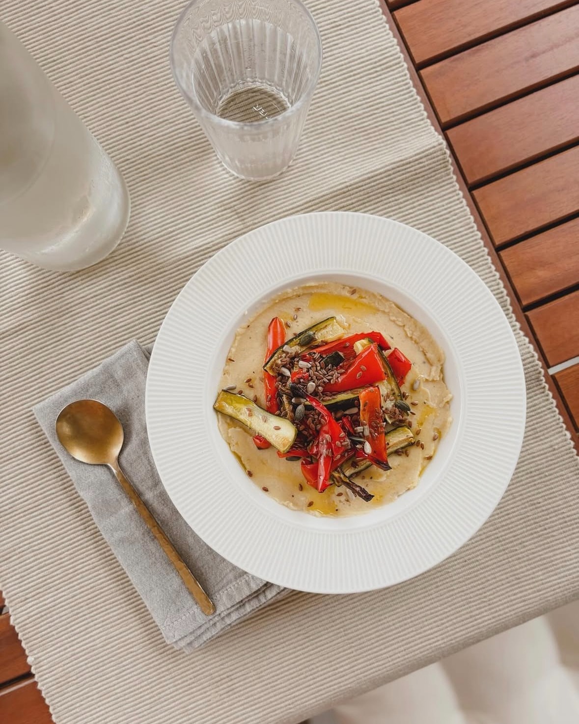 🥔🥦 Avanzi intelligenti + poco tempo = pranzo perfetto! ⏱️✨
Patate e verdure avanzate da ieri sera e pochissimi minuti per il pranzo di oggi?
Ecco la soluzione rapida, comoda e genuina.
👉 Crema tiepida di patate e ceci con verdure miste
Ho frullato le patate con dei ceci (surgelati, ma vanno benissimo anche quelli in vasetto, sciacquati) aggiungendo mezzo bicchiere di acqua tiepida fino a ottenere una crema morbida e vellutata.
Insieme alle patate avevo cotto al forno zucchine e peperoni
Ho unito le verdure alla crema, aggiunto semi misti, e condito con un filo di olio extravergine a crudo
✨ Et voilà: pranzo pronto in 5 minuti!
Semplice, nutriente e zero sprechi 💚
@carolabattistini.nutrizione
#PranzoVeloce #CucinaSana #ZeroSprechi #ComfortFood #PlantBased #MealPrep #MangiareBene #CiboVero