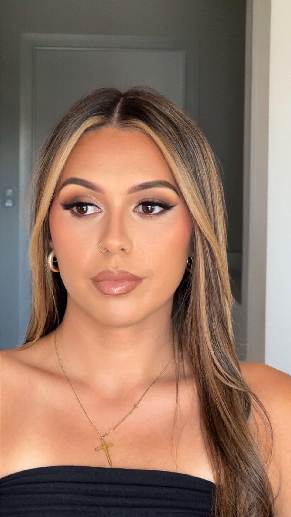 Small changes, massive impact! 📸💖
Ever wonder why some videos just look... better? I found that It’s all about the depth! Watch how opening the door instantly improves her skin texture and makes it glow 🪄✨
.
.
.
.
.
.
#goldcoastmakeupartist #bridalmakeup #makeuptipsandtricks #brisbanemakeupartist #makeuplooks