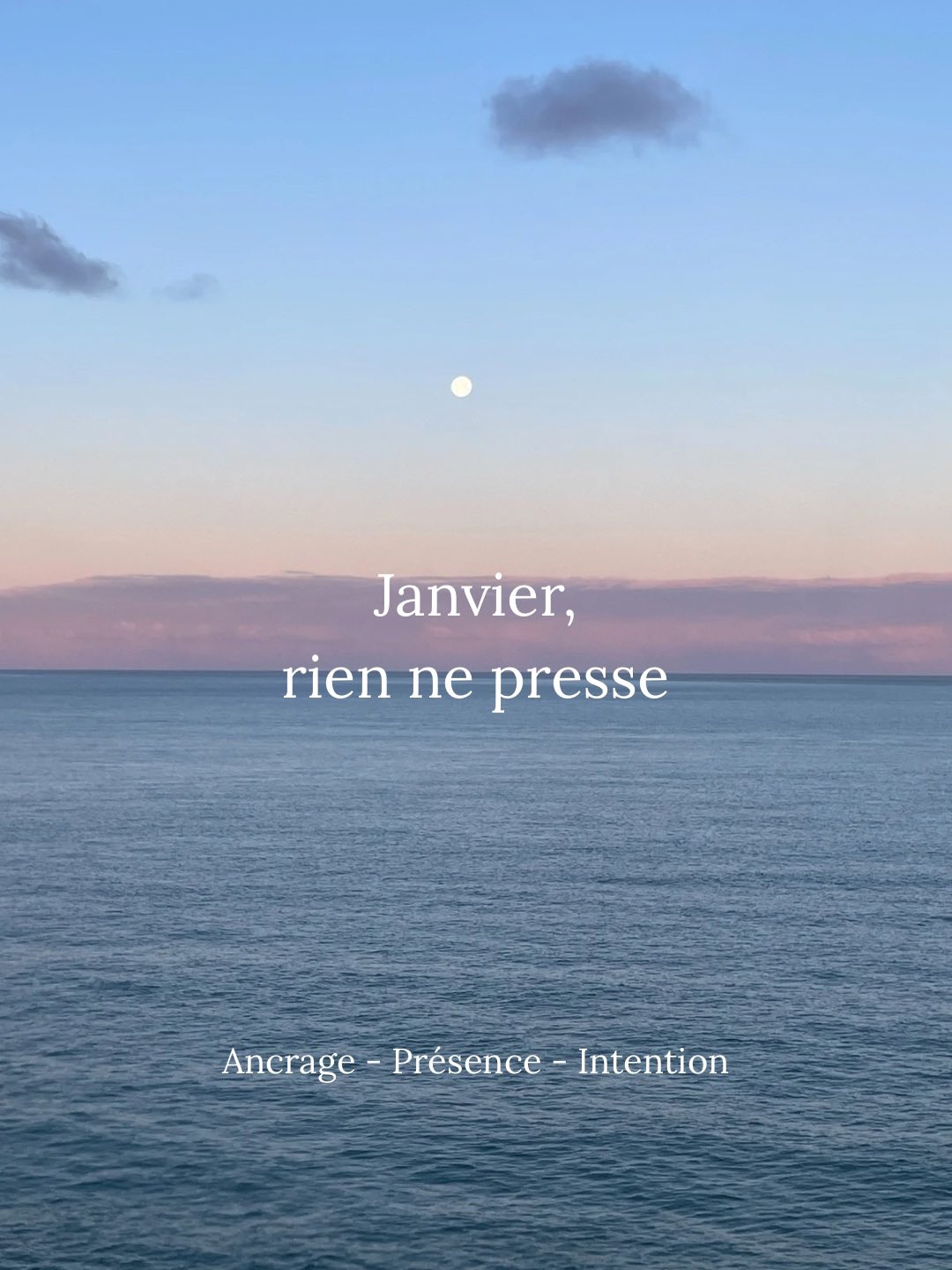 Les premiers jours de Janvier furent tout doux, comme une envie de ralentir le temps pour savourer les premiers instants de magie qu’offre cette nouvelle année 🌕
Rien ne presse, les résolutions peuvent attendre. L’hiver est toujours là.
La lumière revient peu à peu mais la nature dort encore. Janvier est une pause sacrée, un temps pour poser ses intentions et choisir sa direction 🕯️
Une de mes intentions est d’incarner davantage le rythme de la nature. Prendre l’élan quand le temps est venu et apprécier de ralentir de temps à autre 🌿
Finalement, il y a comme une urgence à savourer cette vie-là. Et pour cela, nous avons fondamentalement besoin d’écouter notre propre rythme, pour que notre corps et notre esprit soient présents tout au long du chemin ☀️
Au coeur de l’hiver, les résolutions peuvent attendre.
Sauf peut être celles qui nous murmurent de ralentir et d’écouter.
La course folle reviendra bien assez vite. Quand le printemps pointera le bout de son nez, alors il sera temps peut être de foncer…
#janvier #yogafrance #nouvelleannée #rythme