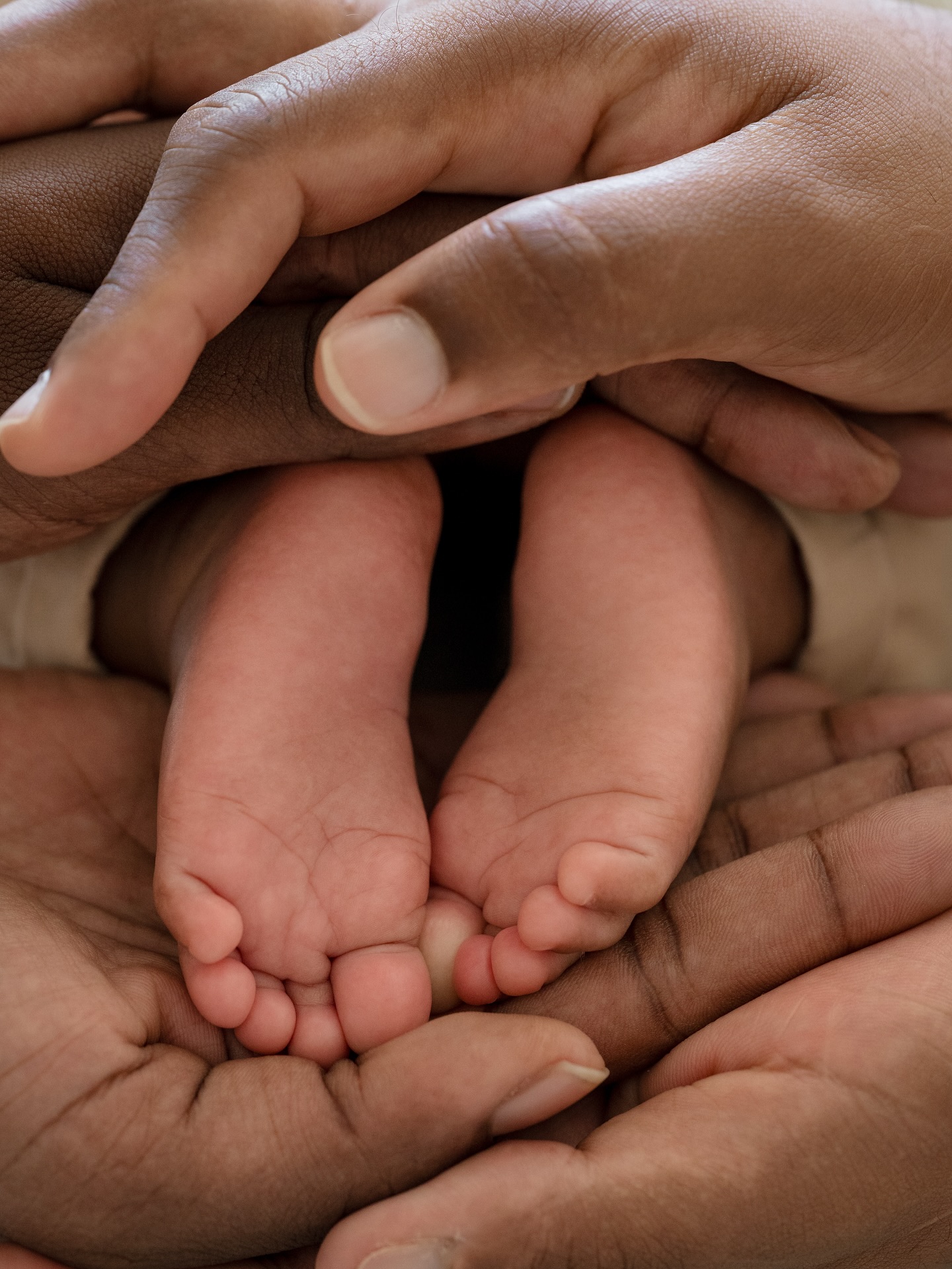 ✨Séances photo nouveau-né à domicile ✨
Capturer la douceur, le lien et les premiers détails…
Je réalise des séances photo nouveau-né directement à votre domicile, dans le cocon doux et rassurant de votre maison 🤍
Un environnement familier, calme et sécurisant, idéal pour respecter le rythme et les besoins de votre bébé.
Chaque séance est pensée autour du bien-être et de la sécurité du nouveau-né.
Formée aux bonnes pratiques en photographie de bébé, je travaille avec des protocoles précis : hygiène rigoureuse, gestes sécurisés, positions adaptées et approche bienveillante, toujours à l’écoute de votre enfant.
Sans contrainte de temps, la séance s’adapte entièrement à votre bébé : pauses câlins, tétées ou biberons, change…
Je me fais discrète pour capturer des images naturelles, sincères et intemporelles, pleines de douceur et d’émotion.
Des souvenirs précieux des tout premiers jours de vie, à conserver pour toujours 🤍
📩 Infos & réservations en message privé ou par mail.
#newbornphotography #martenity #photographematernite #photographenouveauné #Martinique #photographebebe #grossesse #photographe #photographemartinique #photographeadomicile