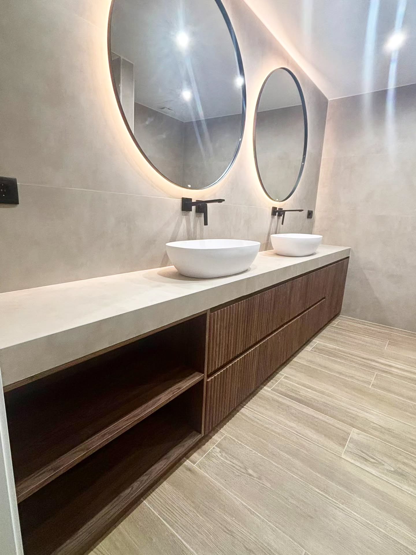 Porque cuando el diseño es a medida se nota 😍
.
Lineas, texturas y una presencia que eleva el ambiente ✨
.
Escríbenos: hola@maderiz.com
.
#carpinteriaamedida #muebledebaño #homedecor #instahome