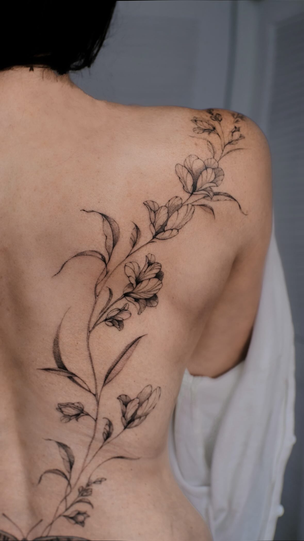 a project that had started as a little cover-up tattoo and slowly and gracefully grew into something soooooo delicate and elegant 🥹 I love how some projects take me and my clients on the whole new adventure itself, turning out to be so much more than just a tattoo ✨ incredibly grateful to my beautiful client Esther for her patience, guidance, and her design ideas 🥹🫶 #tattookona #tattookamuela #tattoowaimea #tattoobigisland #coveruptattoo