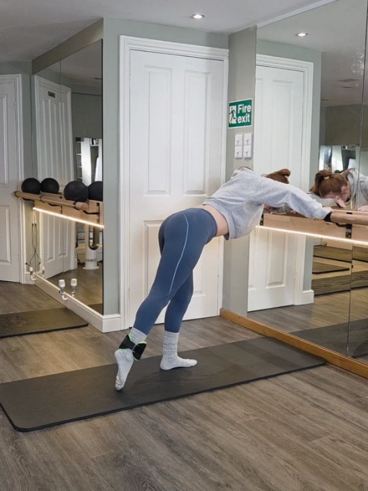 We added an ankle weight in Barre Sculpt this week 🫣🔥👌
Safe to say, bums were sore the next day 🍑😁
#AnkleWeights #BarreWorkout #GluteWorkout