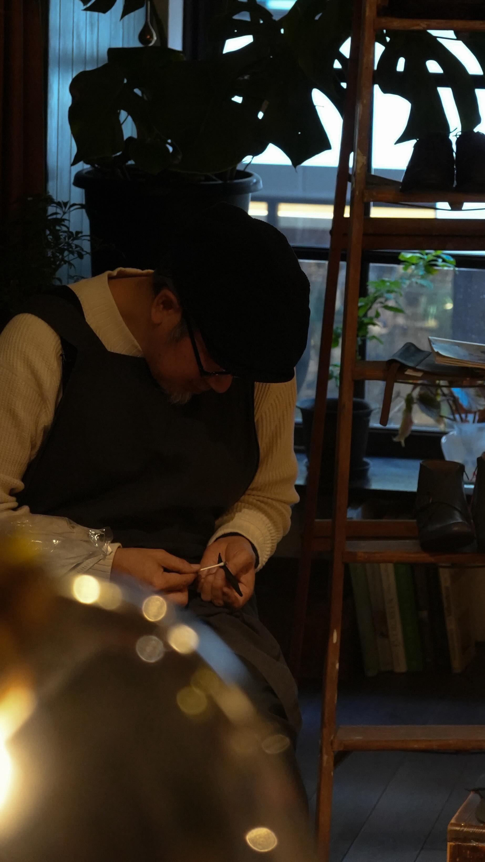 今回は、二天一流総本舗の靴職人として勤められている八ツ田さん第2弾!。二天一流総本舗で唯一のドイツ国家資格、整形靴のゲゼレを保有されている方。彼が考えるものづくり、靴作りの未来とは?
YouTube視聴は概要欄のURLから!
このチャンネルでは、ものづくりの魅力をさらに広めていくことを目指して、NITENの職人やお取引様と協力してものづくりへの想いを発信していきます。NITENの靴に限らず、日本のものづくりをこのメディアブランドを通して、関心を持ってくださると幸いです。
─────────────────────────────────
📍全国で革靴のオーダー会、サンプル販売会を実施中!
イベント予約はこちらから👉 https://order.2ten1ryu.com
2026/1/9(金)〜1/13(火)兵庫宝塚 みもざの木
1/15(木)〜17(土)福岡太宰府 季の音
1/17(土)群馬県吾妻郡 朝暘堂
1/20(火)〜1/25(日)宮﨑都城 Annie
1/30(金)〜2/3(火)熊本 YARD
1/30(金)〜2/2(月)東京成城学園 hensel&gretel
2/5(木)〜2/7(土)大阪堺 ilo books
2/6(金)〜2/9(月)長崎雲仙 ヤマサキ堂
2/10(火)〜2/13(金)京都今出川 nelflan
2/11(水)〜15(日)福岡直方 草花の香り
2/20(金)〜23(月)佐賀古湯 cafe oriori
2/21(土)〜2/23(月)埼玉 cafe the garden
2/25(水)〜3/1(日)大阪南堀江 quotidienne
2/27(金)〜3/1(日)茨城結城 cafeカヂノキ
3/3(火)〜9(月)高知 pourguoi cafe
3/11(水)〜3/15(日)香川琴平sand sand stand
3/19(木)〜23(月)石川金沢 ISHITAYA
3/13(金)〜3/16(月)東京お茶の水 優美堂
3/19(木)〜23(月)神奈川大磯 ツキヤマ
3/25(水)〜3/29(日)三重名張 百代
3/26(木)〜3/29(日)山口光 Drogurie Ikeoka
👞運営ブランド(商品ラインナップ)
・二天一流総本舗:
@2ten1ryusouhonpo
・Five Rings:
@five_rings_collection
🙎♂️旅する靴職人
@shoe_mystar
@hachi.to.kutsu
📷撮影、取材、メディア運用者
@arven.studio.jp
─────────────────────────────────
#ものづくり #革靴 #niten #靴職人 #革製品