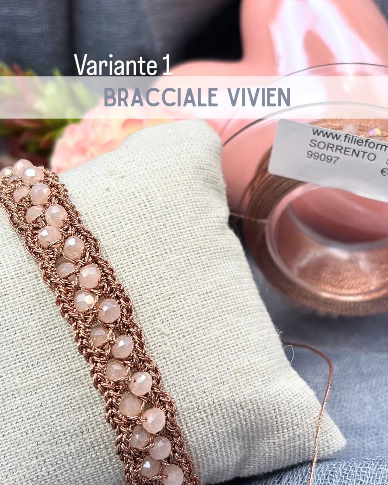 Bracciale VIVIEN (anno 2022) variante 1
Dopo aver eseguito la base del bracciale potete continuare a lavorarlo come vedete in foto.
Provate e vedrete che vi piacerà un sacco!! ❤️
Che ne dite, vi faccio vedere come poterla realizzare?