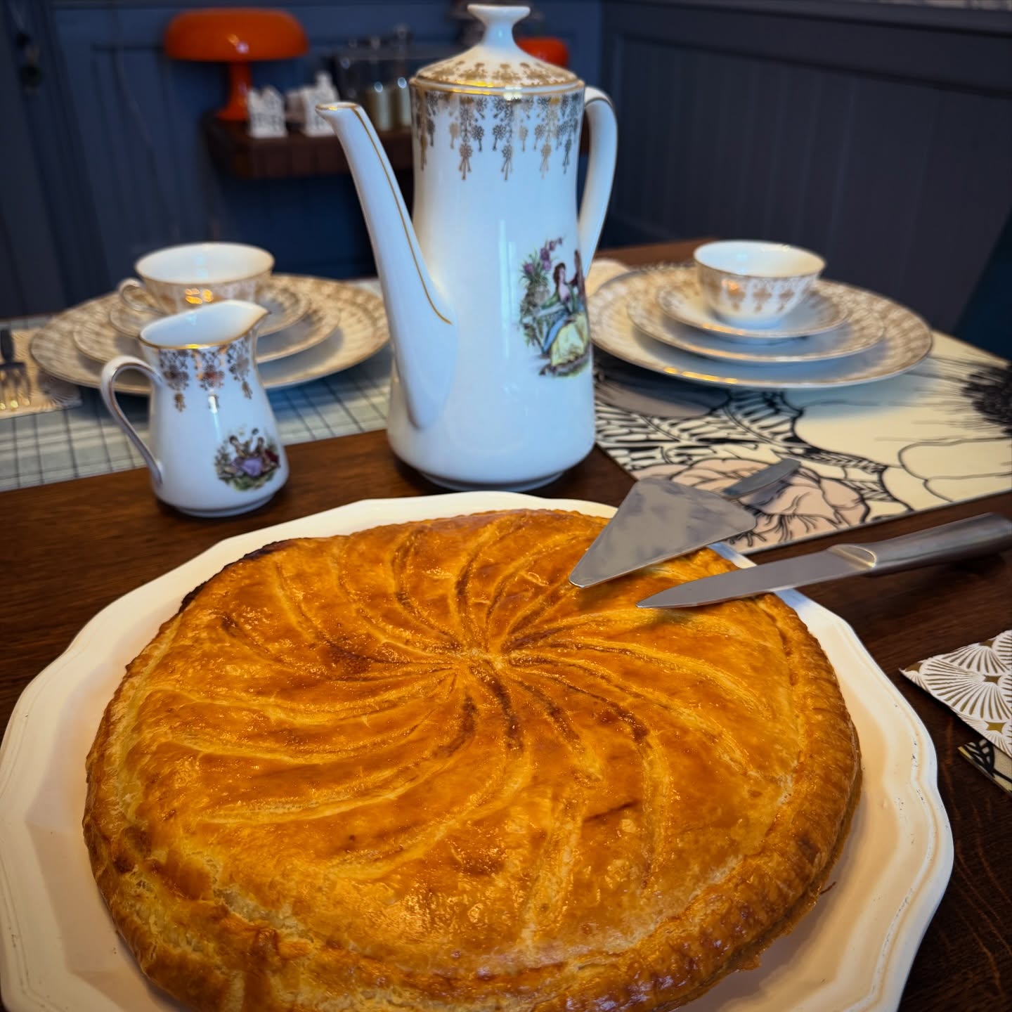 🌟 Joyeuse Épiphanie ! 🌟
Aujourd’hui, on partage la galette maison … et les rêves pour 2026 ! 🍰✨
#epiphanie #galettedesrois #faitmaisonpâtisserie #patefeuilleteemaison