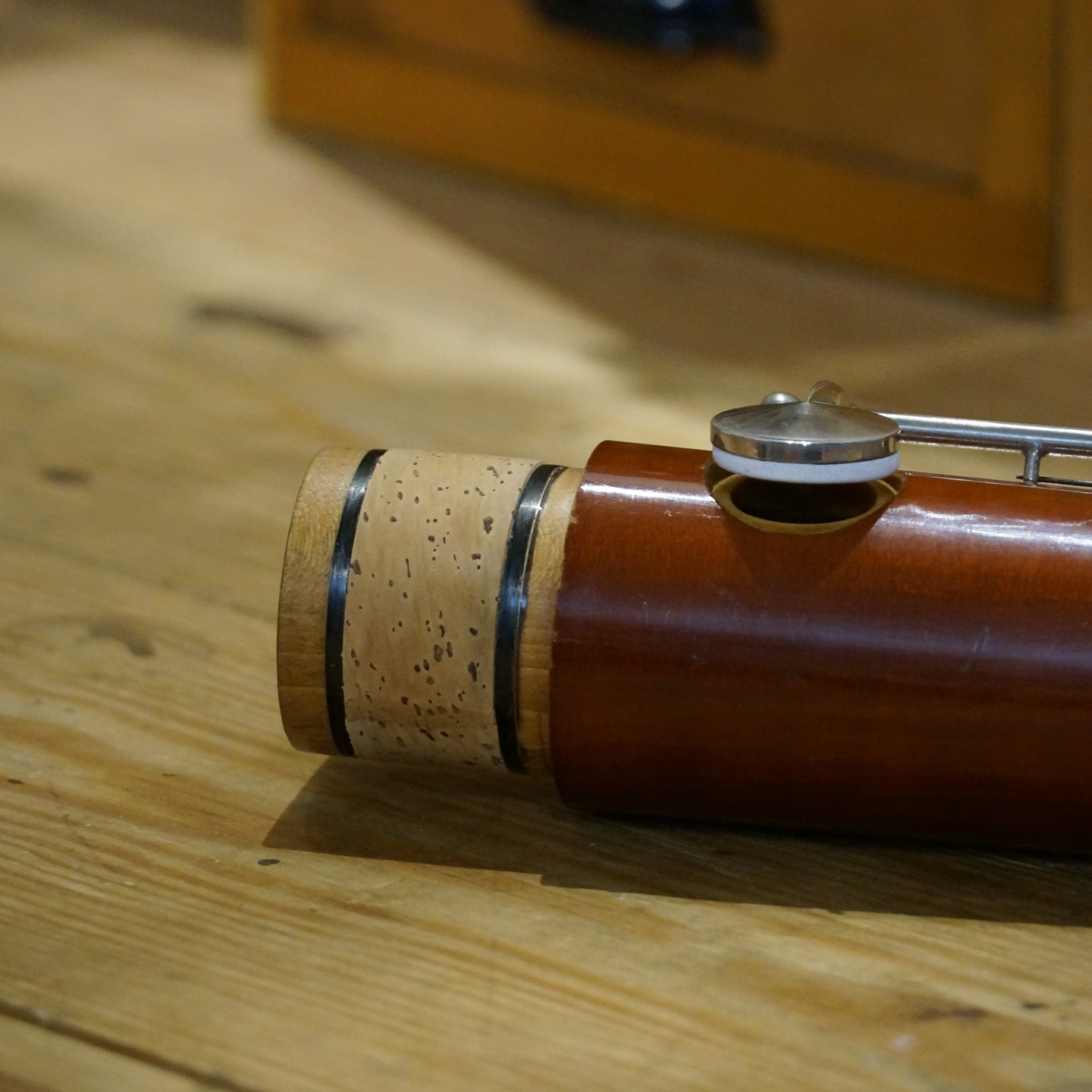 Stabilisierung eines gebrochenen Zapfens an einem Fagott.
Das Holz der Stange war am oberen Zapfen mehrfach gebrochen. Die Risse im Holz wurden verklebt. Mit Carbonfasern wurden zwei Ringe zur Stabilisierung angefertigt.
#fagottberlin #bassoon #woodwindrepair #rixdorf #wildwoodwind #carbon #handwerk #fagott #holzreparatur #holzblasinstrumentenmacher #meisterwerkstatt #fagotttuning