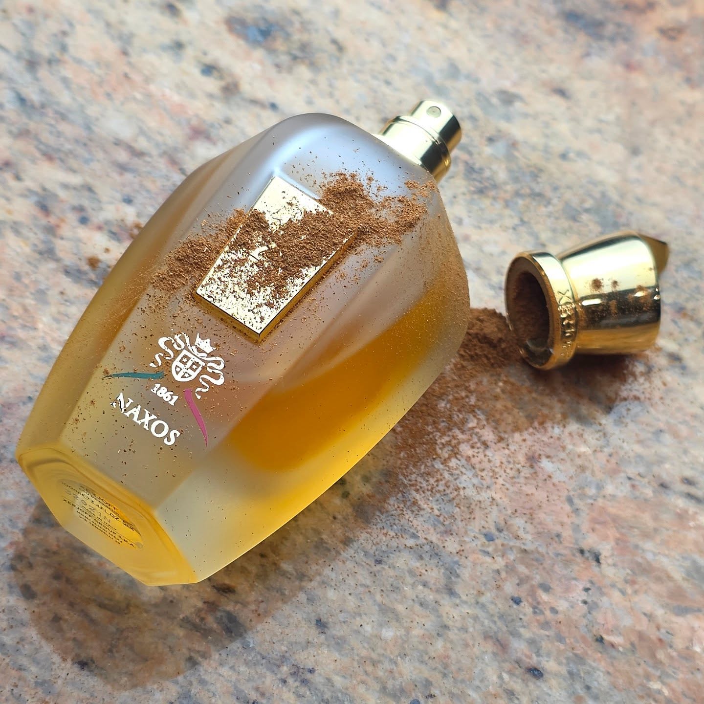 I think I'm addicted to anything with a cinnamon note. Naxos by Xerjoff.
.
.
.
.
.
Top notes are Lavender, Bergamot and Lemon; middle notes are Honey, Cinnamon, Cashmeran and Jasmine Sambac; base notes are Tobacco Leaf, Vanilla and Tonka Bean.
.
.
.
.
.
.
#perfume #nicheperfume #perfumecollection