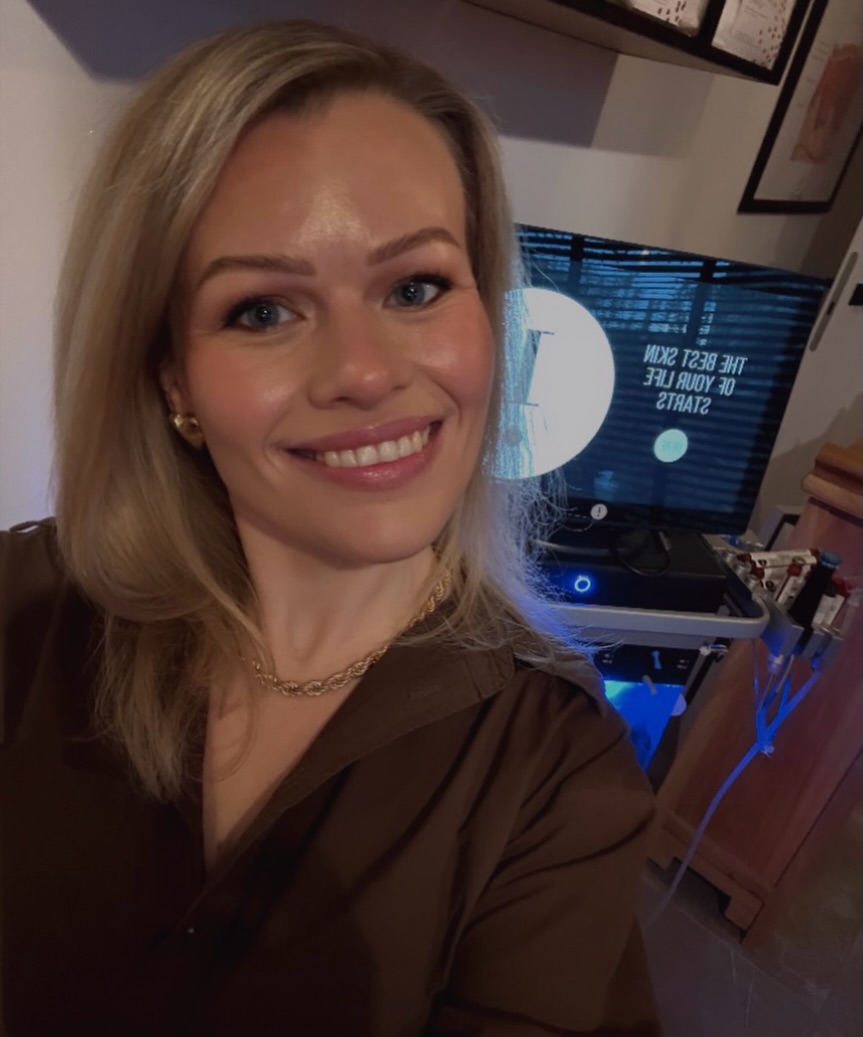 Het is al even geleden dat ik mezelf nog eens heb voorgesteld hier. En wat is er mooier dan een nieuw jaar om dat opnieuw te doen? 🥰
__________
Mijn passie voor huidgezondheid is ontstaan vanuit mijn eigen verhaal. Een gebrek aan veiligheid en geborgenheid in mijn jeugd zorgde al op jonge leeftijd voor veel stress. Die stress liet zich jaren later ook fysiek voelen, want ik sukkelde meer dan tien jaar met eczeem.
Na tientallen bezoeken bij dermatologen en honderden tubes zalf besloot ik om zelf orthomoleculaire therapie te studeren. Ik kreeg mijn huid eindelijk onder controle! Niet door één quick fix, maar door het geheel te bekijken.
Mijn eigen huid is dus één van mijn grootste leermeesters geweest. Net als het verdriet, dat ik leerde omzetten in kracht.
Vandaag combineer ik dus verschillende invalshoeken in mijn praktijk. Ik werk dagelijks met huidverbeterende behandelingen, professionele producten én met kennis over wat er intern meespeelt.
Mijn droom? Binnenkort, in ons nieuwe pand, nog meer mensen kunnen bereiken. Mijn aanbod verder uitbreiden en nog dieper kunnen werken, intern én extern. Zodat huidverbetering niet tijdelijk is, maar blijvend.
Wat mij uiteindelijk het meest geholpen heeft? Luisteren naar die stem die fluistert. Tijd maken voor mezelf. Negativiteit loslaten, in alle mogelijke vormen.
En last but not least: zelfliefde. Jezelf écht graag zien en je goed voelen in je eigen vel, want dat betekent alles.
Net dát is hetgeen ik iedereen gun. Dat is mijn missie, mijn vuur, mijn kracht! ✨
__________
Herken jij jezelf in dit verhaal? Heeft jouw huid je ook al iets proberen vertellen? Of weet je juist niet goed wat ze vertelt? Laat ons dan samen eens luisteren. Happy to help! ❤️
Veel liefs,
Paulien.
__________
#zelfliefde #verdrietomzetteninkracht #mijnmissie #mijndroom #thebestisyettocome