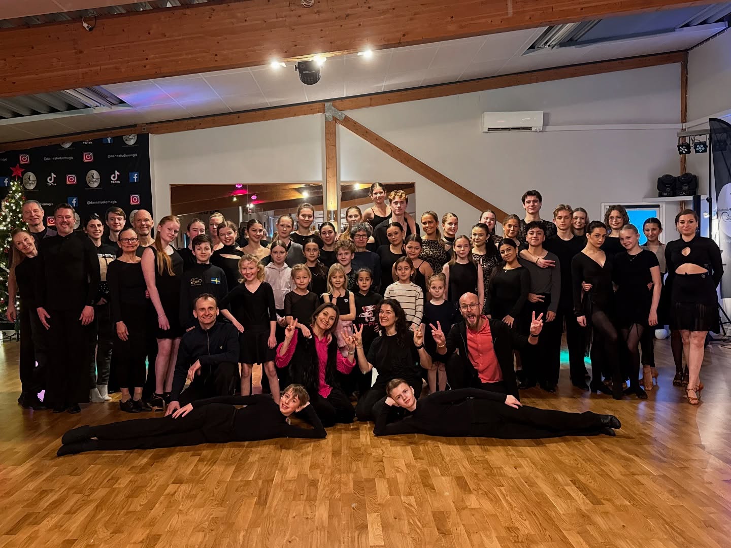 Stort tack till alla som deltog på Winter Camp 2026!
Vilken succé – massor av dans, skratt och magi tillsammans ✨
Så tacksamma för energin, gemenskapen och alla minnen vi skapade 💃🕺
Magic together 🤍 #wearemagictogether @terezavargule @by_jura @gustaf__lundin @valentina_lundin_