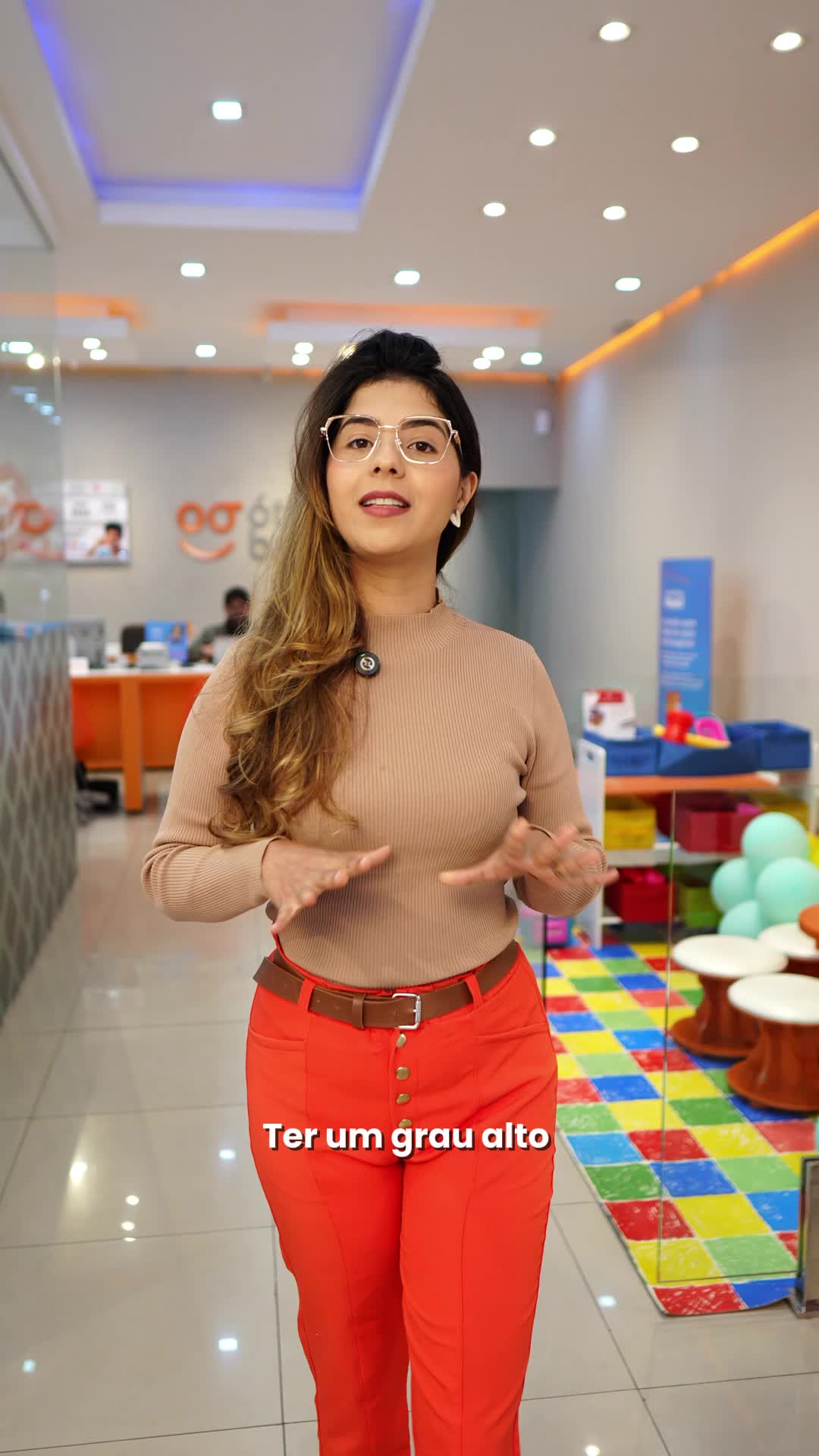 Quem tem grau alto sabe que não é só enxergar.
É peso, espessura, estética e conforto no dia a dia.
Com a tecnologia certa e a escolha correta das lentes, é possível ter lentes mais finas, leves e uma visão nítida, mesmo em graus elevados.
Na Bacana, cada detalhe é pensado para o seu grau, o seu rosto e a sua rotina.
Não é fórmula pronta. É solução personalizada.
Há mais de 10 anos, somos especialistas em grau alto, porque entendemos que quando o grau é maior, o cuidado também precisa ser.
💛
Bacana. Especialista em enxergar bem, em qualquer grau.