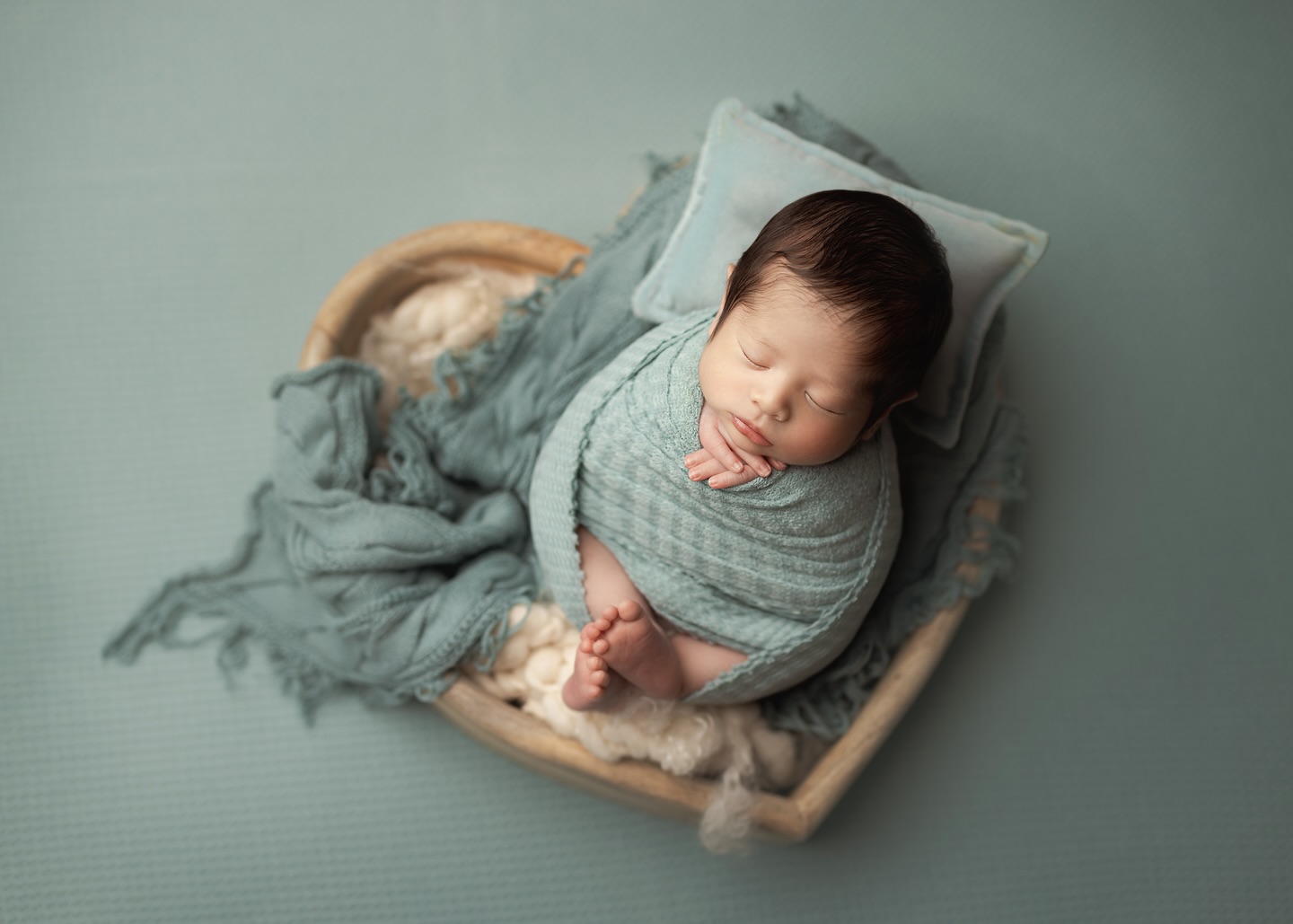 ✤
Cute boy✧︎*。
Heart bowl♡
お兄ちゃんのバースデーフォトの時にお腹にいた弟くん♪*゚
とってもよく眠ってくれました❤︎.*
• ───── ✾ ───── •
一生に一度しか撮れないニューボーンフォト。
最上級のお写真と思い出をライフパレットがお届けします。
プロフィールからホームページをご確認の上、ご予約お待ちしております*ˊᵕˋ*
✧̇✦ライフパレットのニューボーンフォト✧̇✦
生後数週間しか撮影できない小さくて愛おしい貴重な姿*・.。*
その愛おしい姿を、美しいポージングとスタイリング、撮影技術で、優美かつワンランク上のお写真を残しませんか。
ライフパレットは、美しさにこだわりを持っています。
丹念にセレクトした上質な小物だけを使用し、細部までこだわってポージングします。
可愛く、そして美しく見えるアングルや構図を瞬時に判断して撮影します。
そして、1枚1枚丁寧に時間をかけてアートレタッチ致します。
納品するお写真は、すべて上質な完成品です。
頑張ったママへの最高のご褒美、そしてママの最高の笑顔のために、撮影から仕上げまで心を込めて丁寧に行っております。
ラグジュアリーなニューボーンフォトをお届けいたします。
お問い合わせ・ご予約はプロフィールにあるホームページをご確認の上ご連絡ください♪*゚
· · • • • ✤ • • • · ·· · • • • ✤ • • • · ·· · • • • ✤
ライフパレットフォトグラフィ 鎌倉スタジオ
➤東京横浜エリア
➤逗子鎌倉エリア
➤湘南エリア
➤横須賀三浦エリア
からもアクセスに便利な
鎌倉市岩瀬(鎌倉街道沿い)にあります。
華美な装飾はせず、シンプルで赤ちゃんやお子さまが引き立つ海外風のお写真をご提供しております。
撮影をご検討中の方は、遠慮なくお問い合わせ下さいませ^^
· · • • • ✤ • • • · ·· · • • • ✤ • • • · ·· · • • • ✤