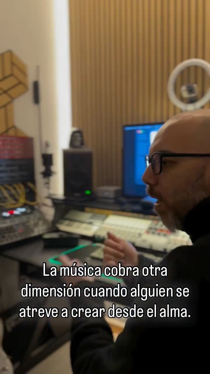 En cada clase recordamos que producir música es conectar con un espacio interno donde la creatividad toma forma. No se trata de hacerlo perfecto, sino de aprender a escuchar, explorar y transformar la intuición en sonido. En Sahasrara guiamos este proceso para que cada alumno descubra su propio lenguaje musical. Produce desde el alma. #SahasraraVibes #AtmaSahasrara